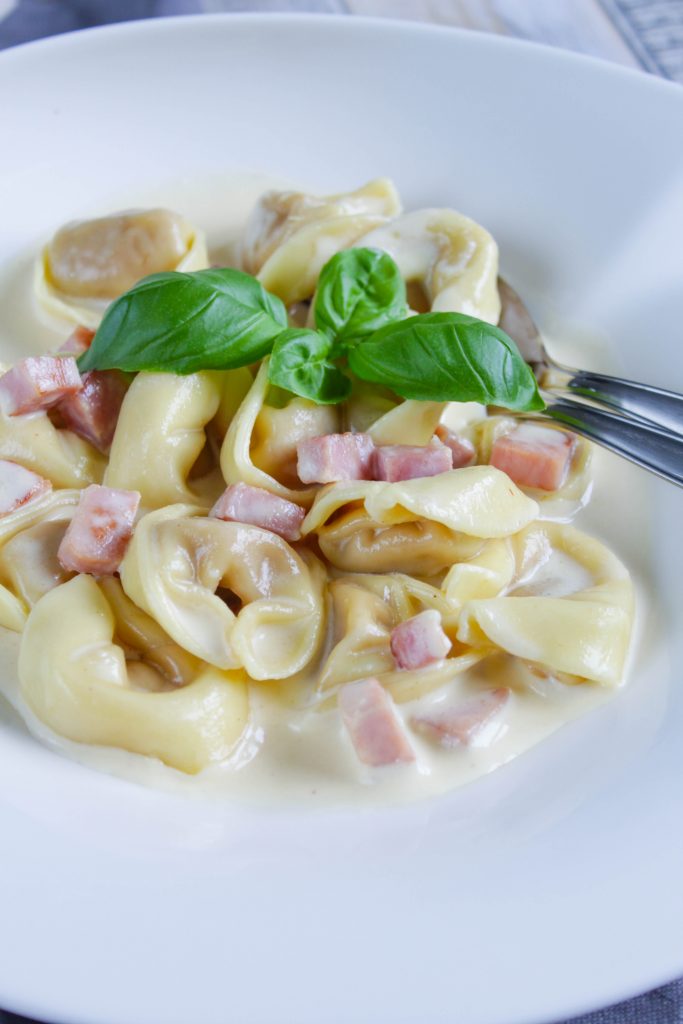 Tortellini alla panna e prosciutto