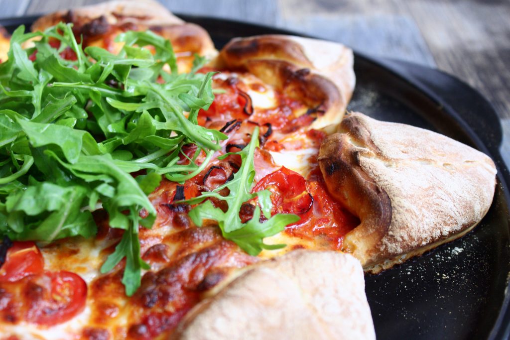 Pizzastern mit Tomaten, Mozzarella & Rucola