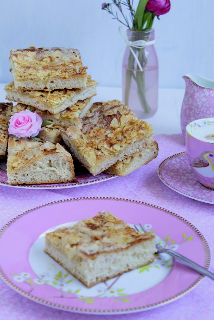 Butterkuchen mit Mandelhaube