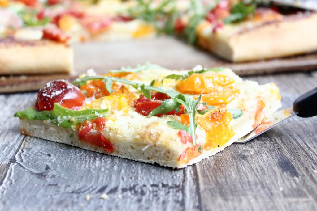 Flammkuchen-Pizza mit Tomaten &amp; Rucola