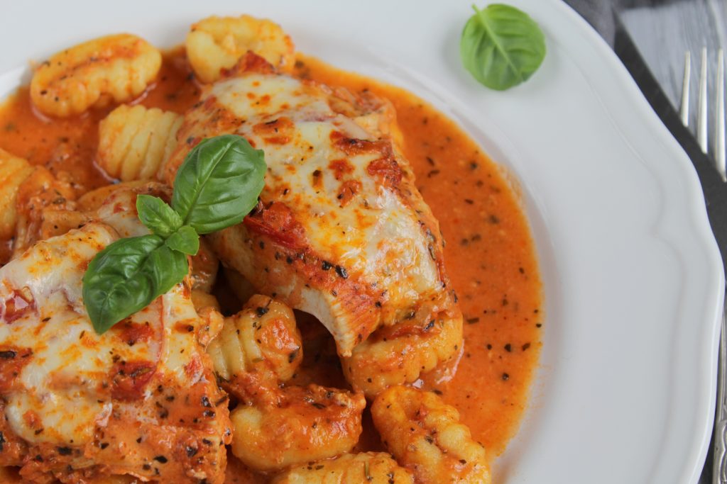 Putenschnitzel Tomate Mozzarella mit Gnocchi