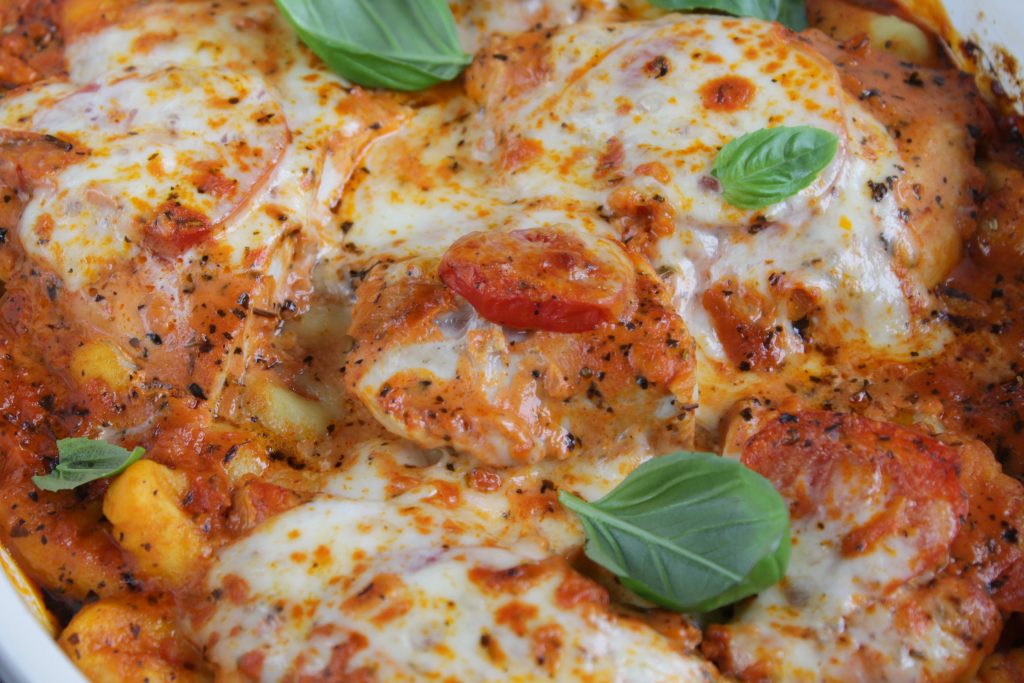 Putenschnitzel Tomate Mozzarella mit Gnocchi