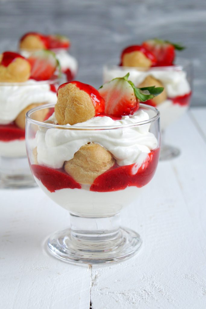 Windbeutel Dessert mit Erdbeeren