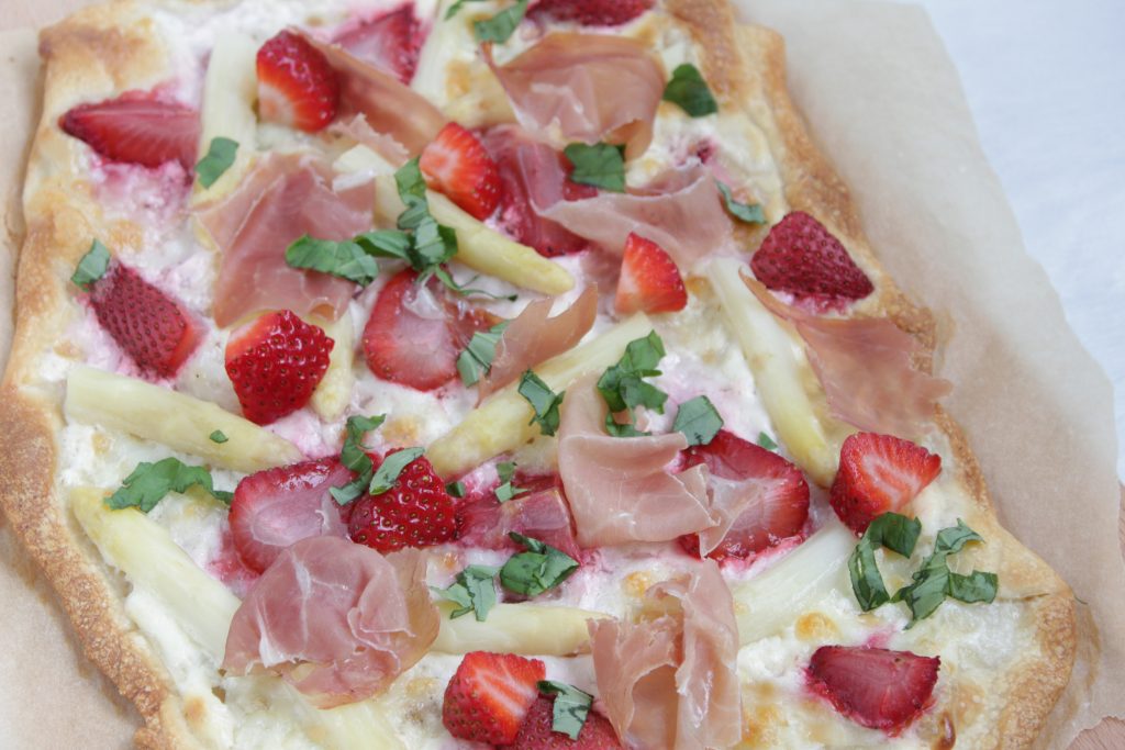 Flammkuchen mit Erdbeeren und Spargel