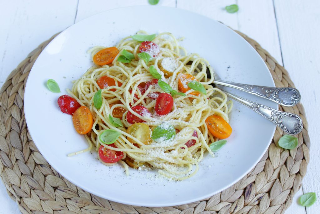 Pasta mit bunten Tomaten und Basilikum
