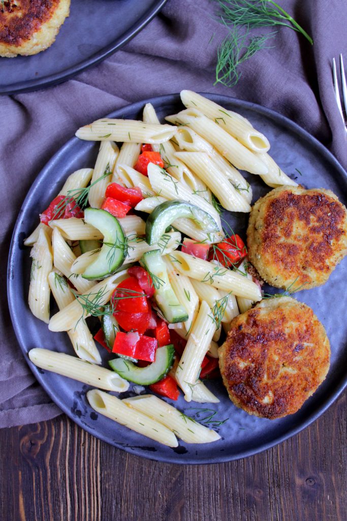 Frischer Nudelsalat mit mini Fischfrikadellen