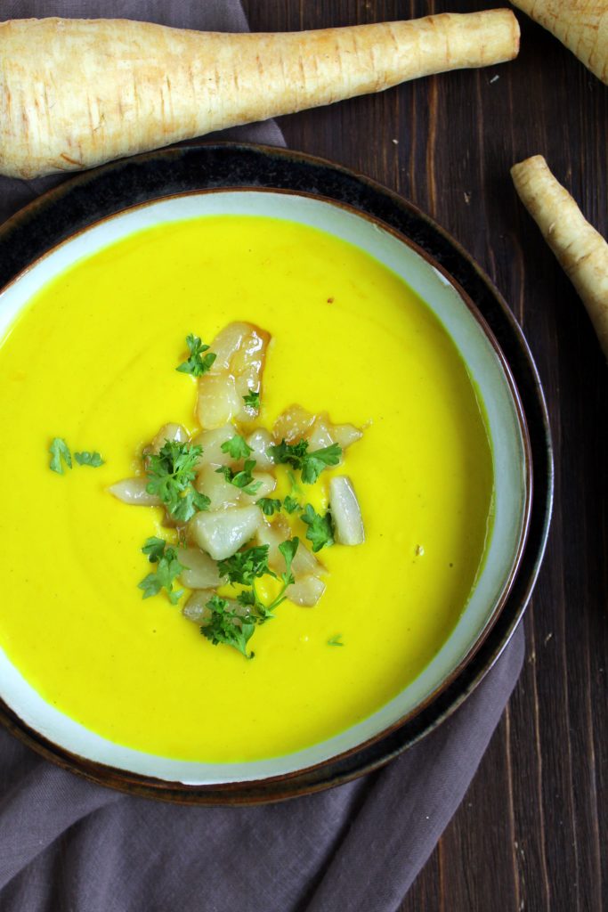 Pastinaken Cremesuppe mit karamellisierten Birnen