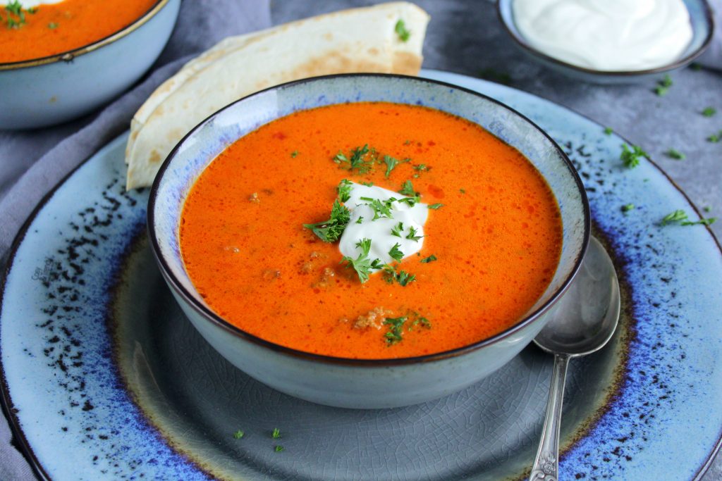 Ajvar Suppe mit Hackfleisch