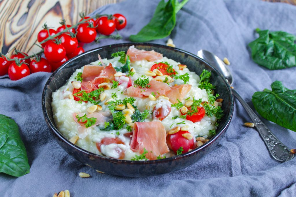 Risotto mit Parmaschinken, Spinat und Tomaten