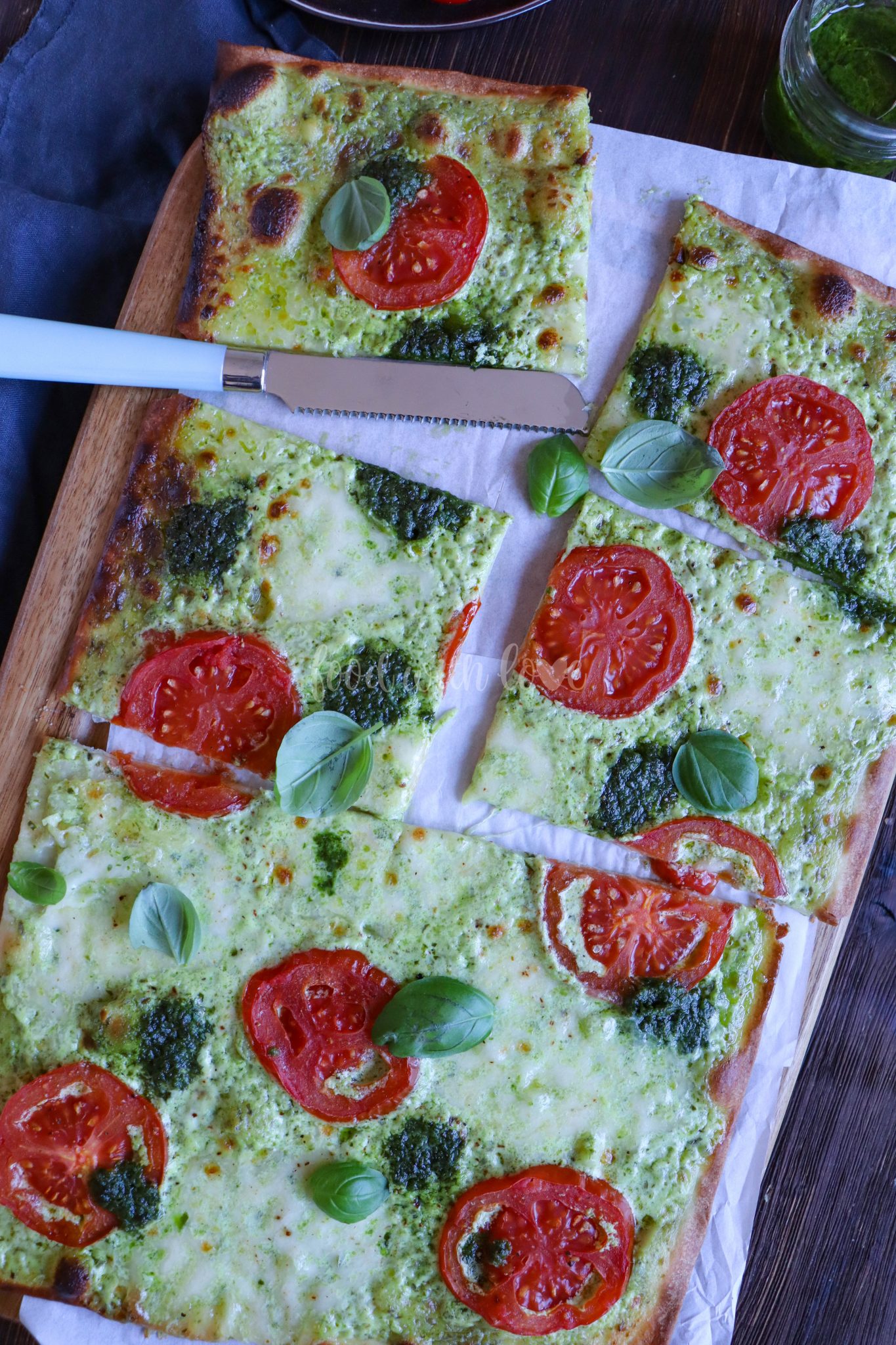 Flammkuchen Tomate-Mozzarella mit Pesto – food with love