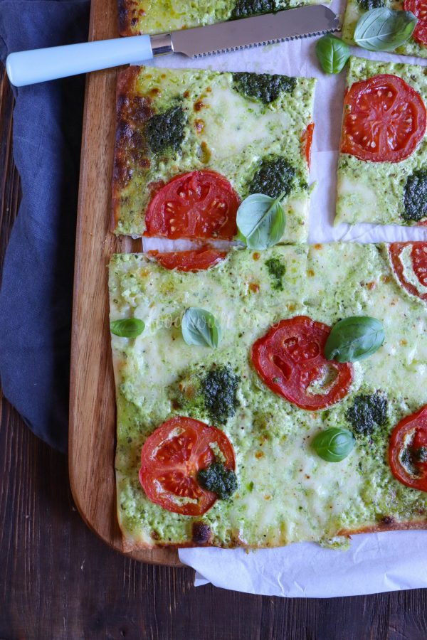 Flammkuchen Tomate-Mozzarella mit Pesto – food with love