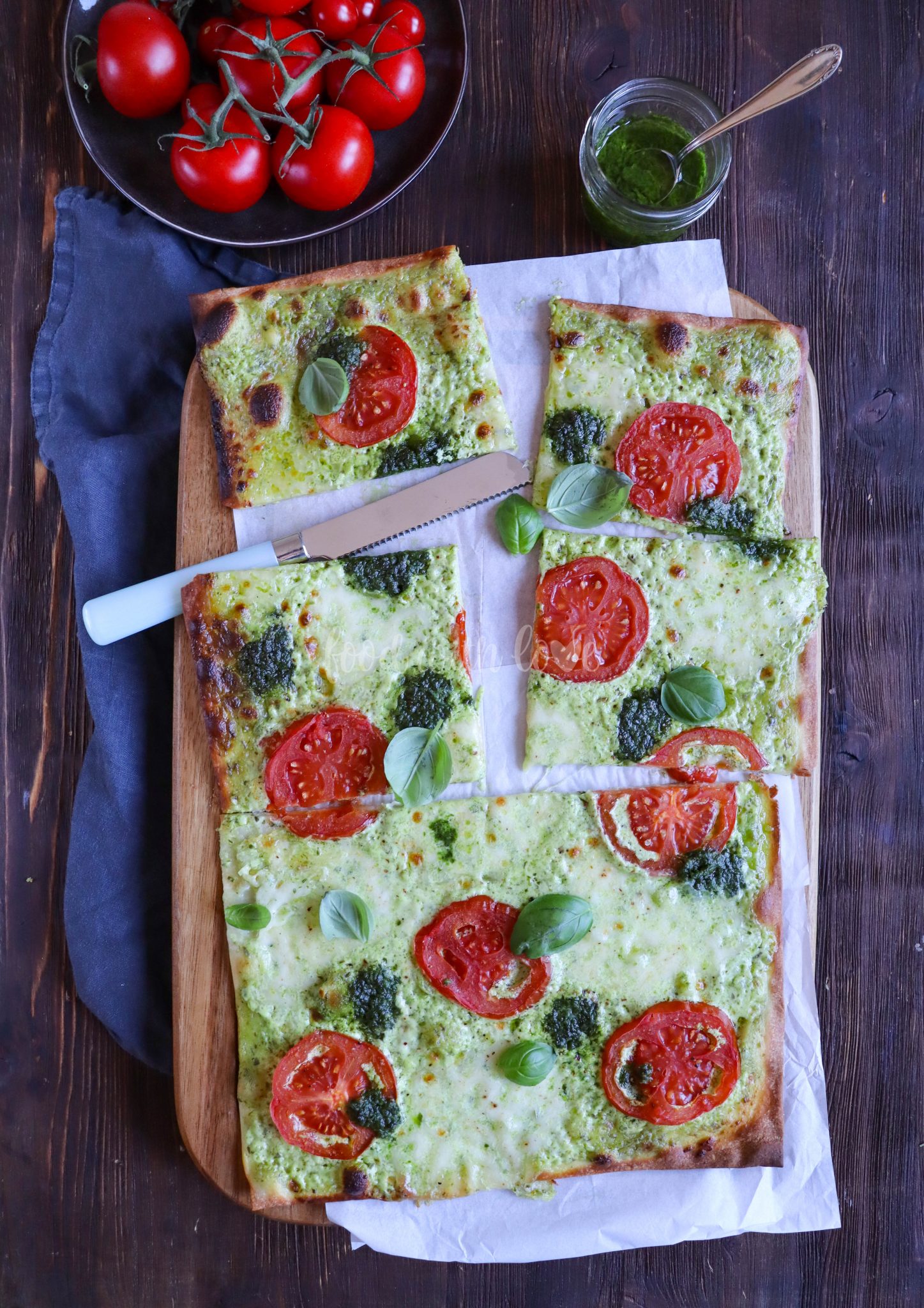 Flammkuchen Tomate-Mozzarella mit Pesto – food with love