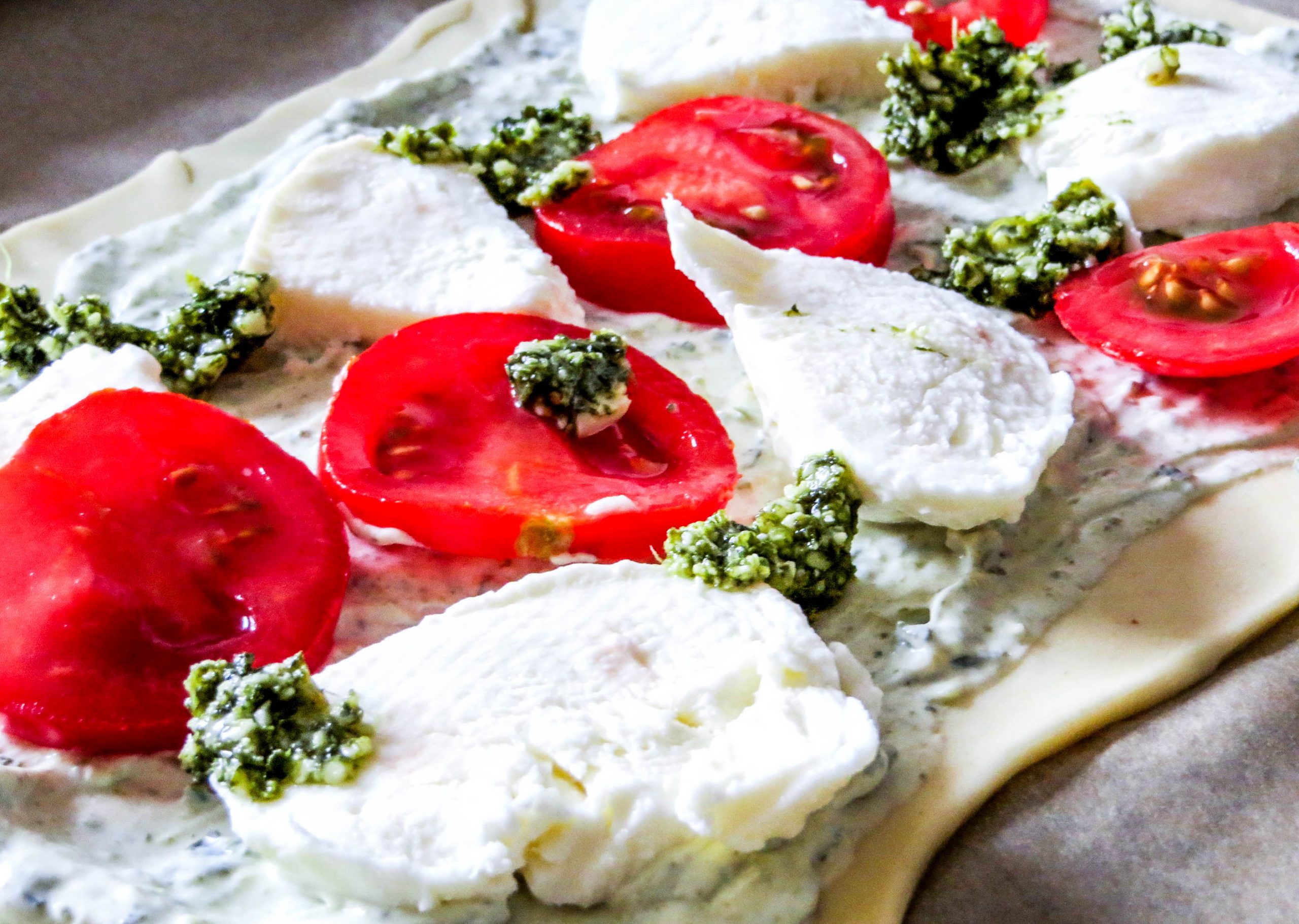 Flammkuchen Tomate-Mozzarella mit Pesto