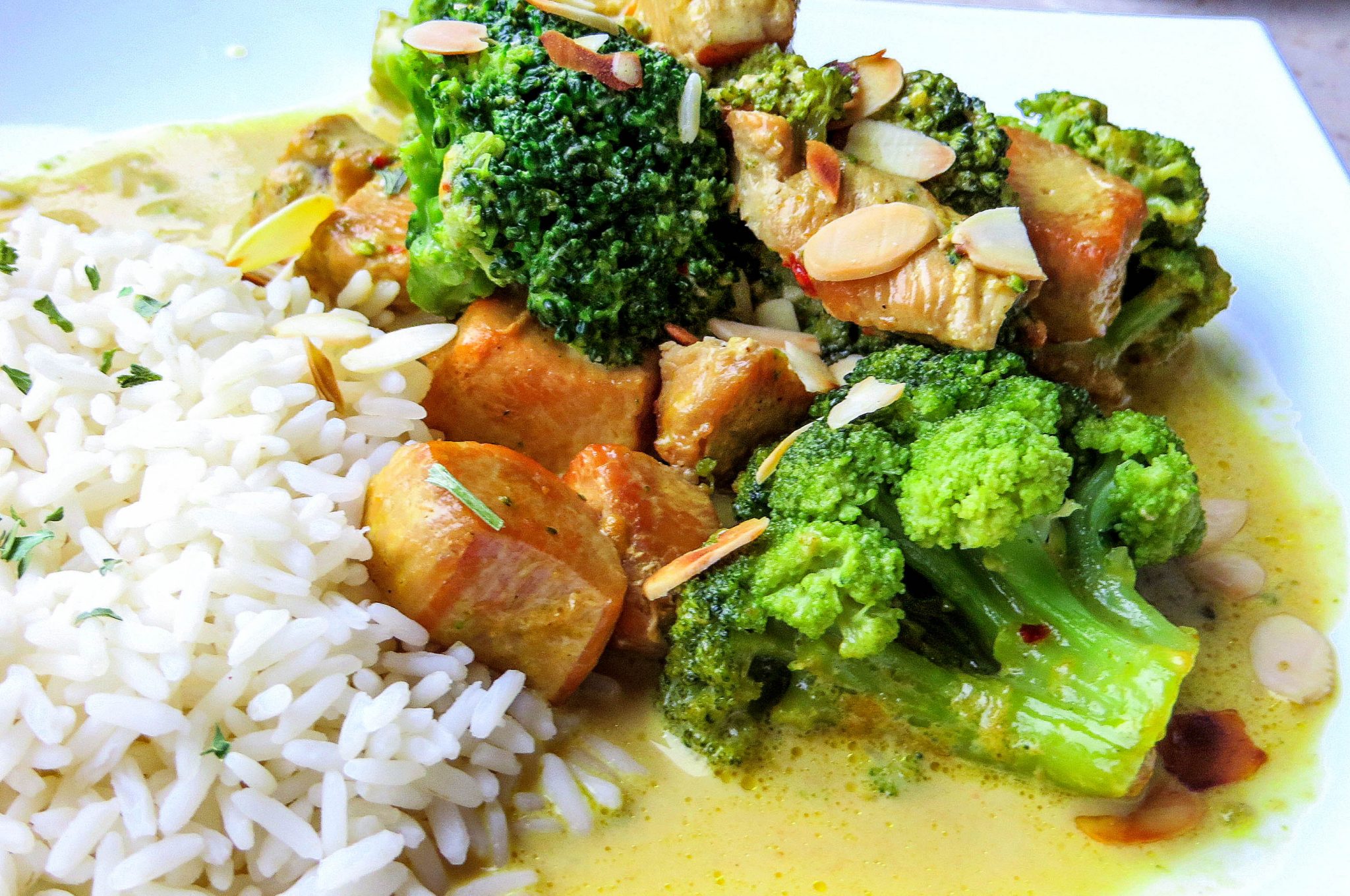 Putencurry mit Brokkoli und Mandeln – food with love