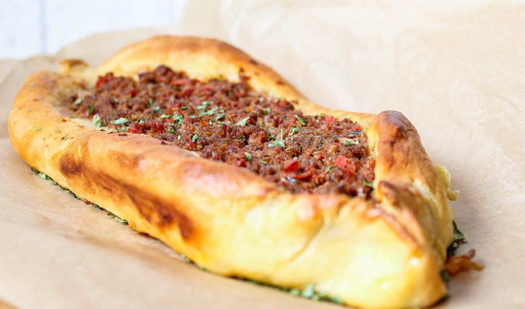 Pide | Türkische Teigschiffchen mit Hackfleisch gefüllt – Food with ...