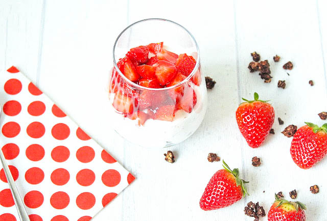 Erdbeer-Joghurt-Parfait mit Schoko Granola – Food with Love – Thermomix ...