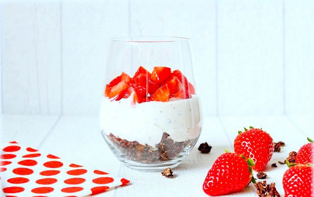 Erdbeer-Joghurt-Parfait mit Schoko Granola – food with love
