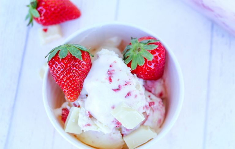 vanille eis mit erdbeeren und weißer schokolade, eiscreme, erdbeereis ...