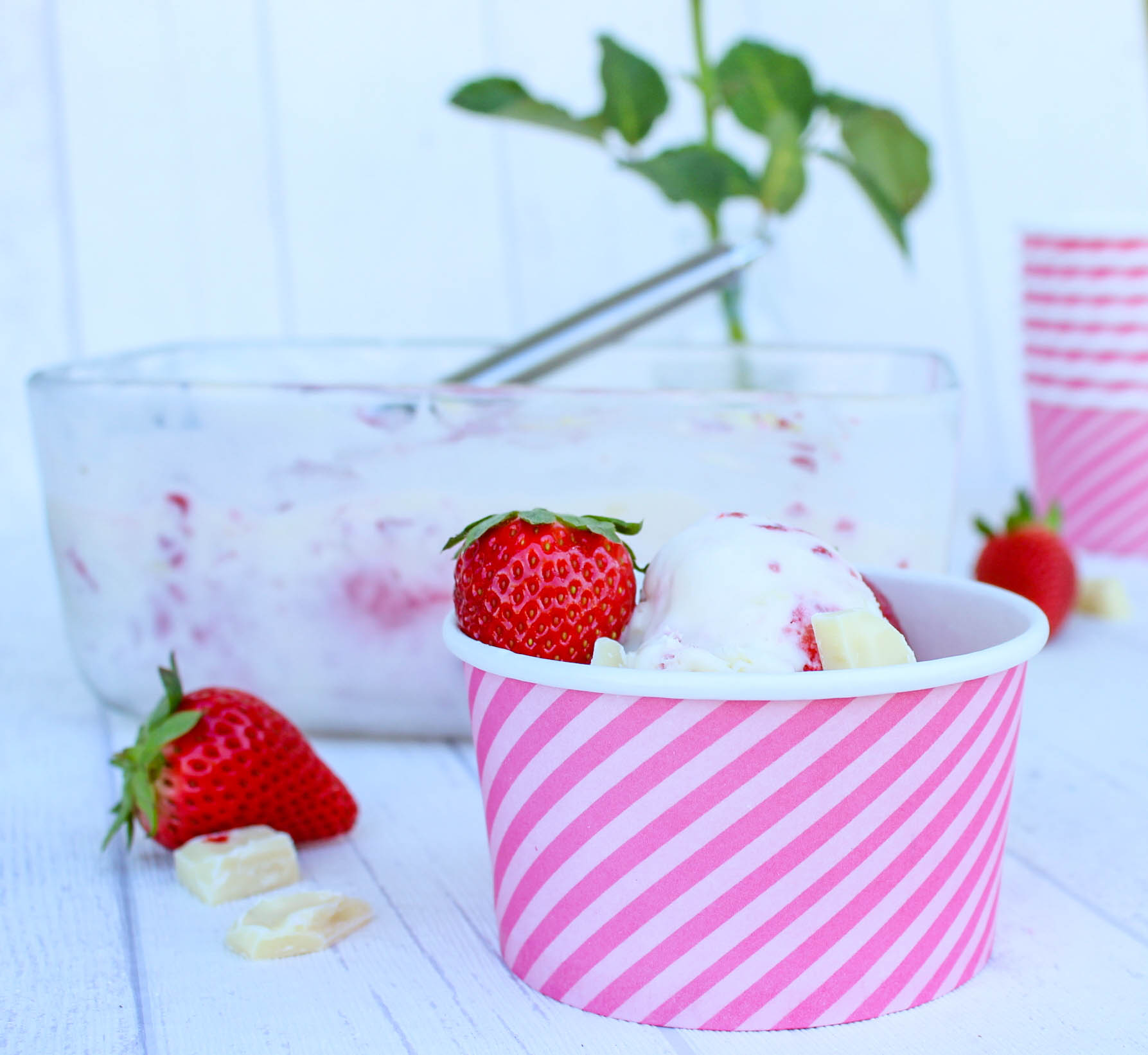 Vanilleeis mit Erdbeeren und weißer Schokolade – Food with Love ...