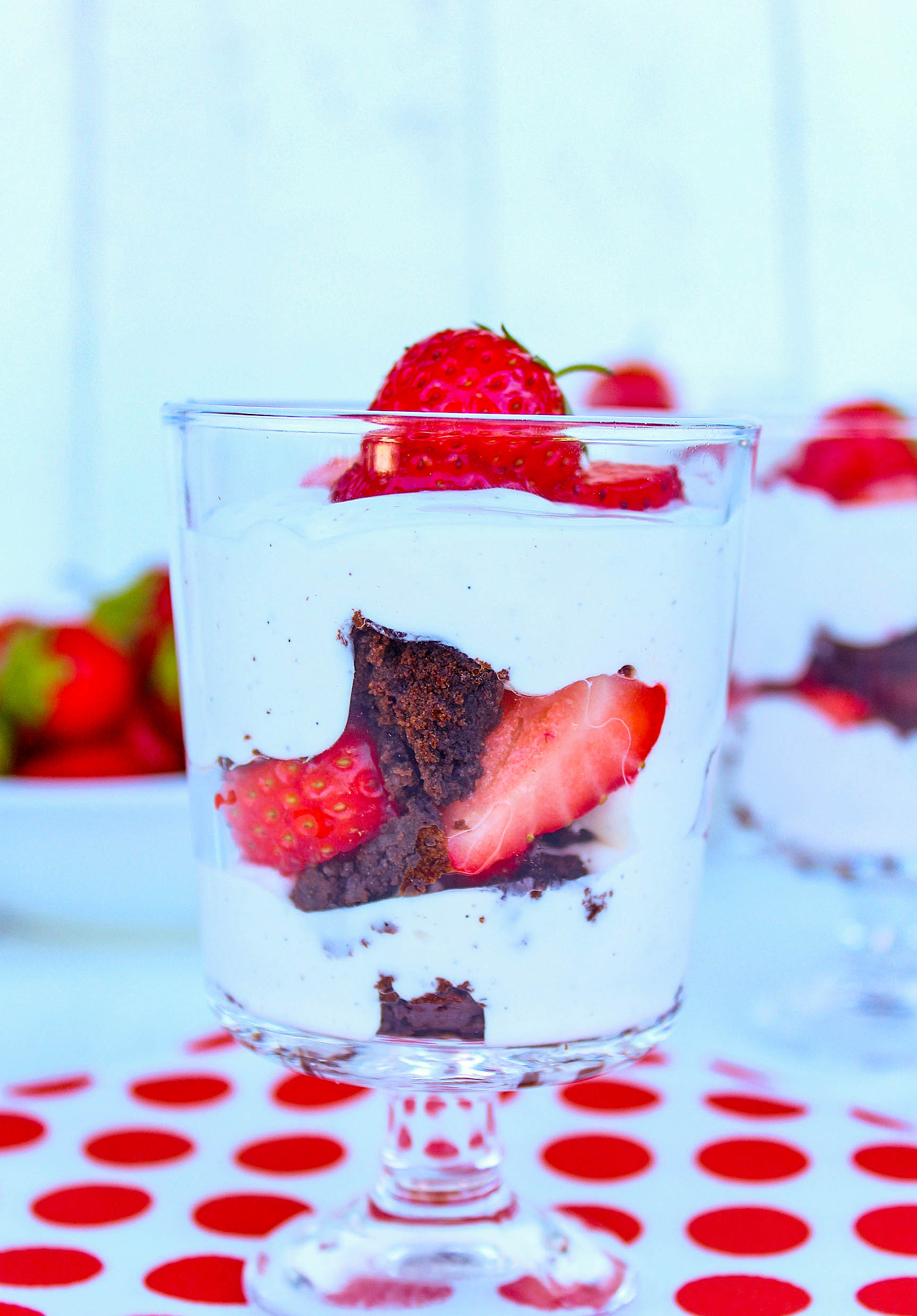 Erdbeer-Brownie-Dessert mit Vanille-Mascarponecreme – Food with Love ...