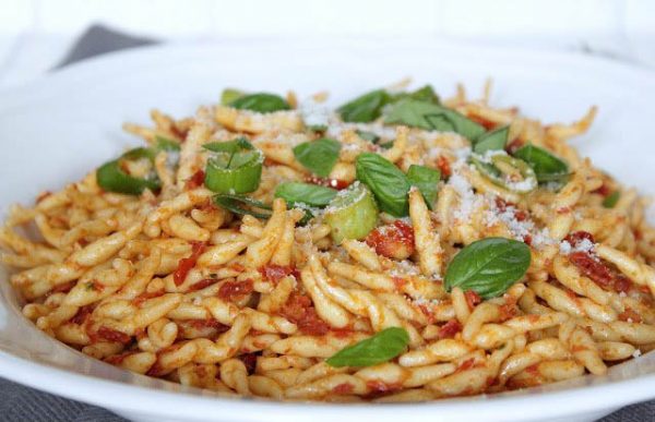 Pasta mit rotem Pesto, Basilikum und Parmesan – food with love