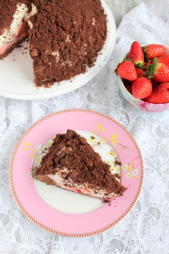 Maulwurfkuchen mit Erdbeeren