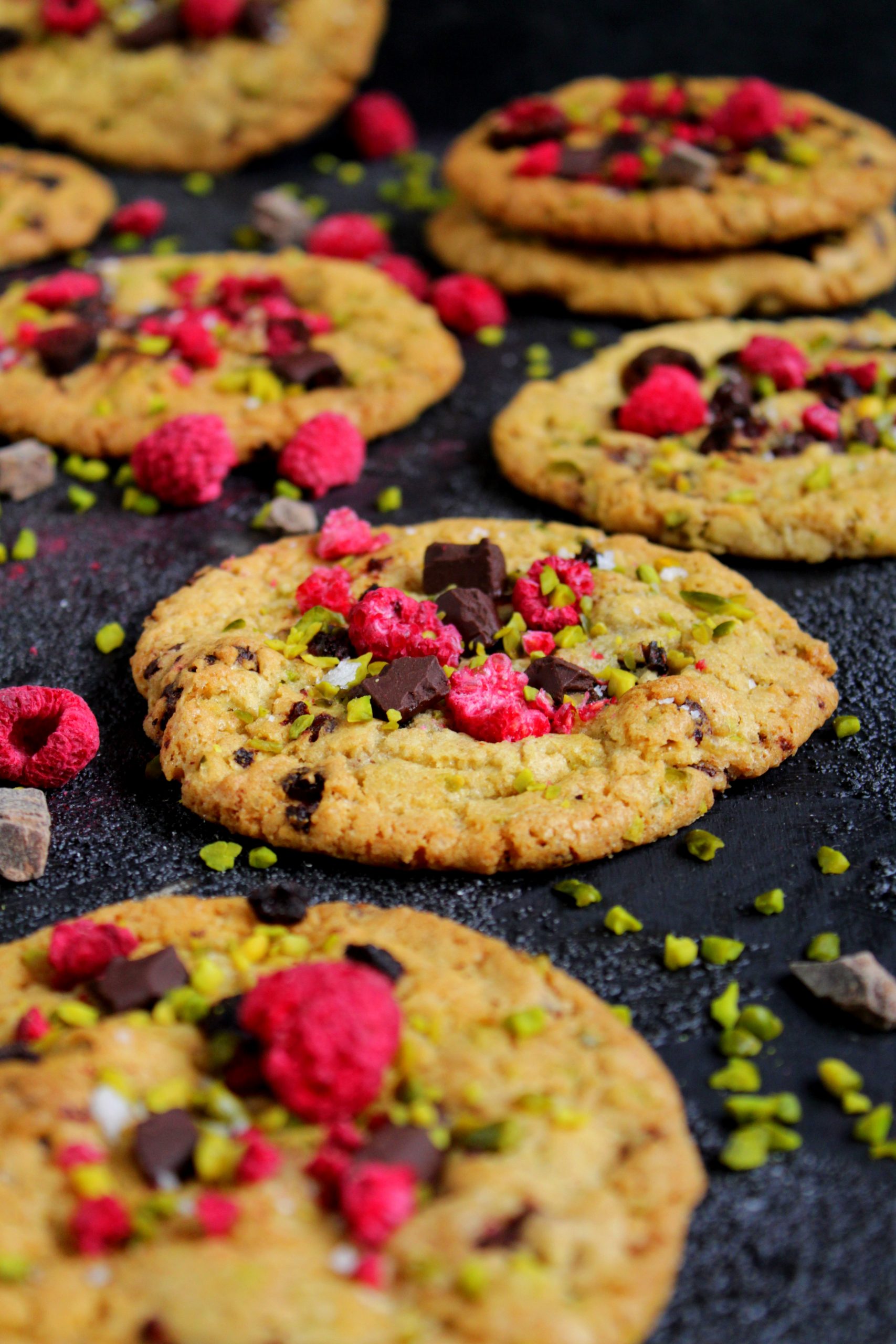 Schokoladen Cookies mit Himbeeren und Pistazien – Food with Love ...