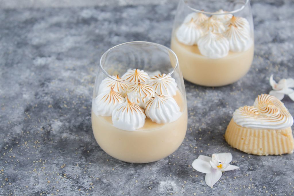 Karamellpudding mit Baiser Puffs