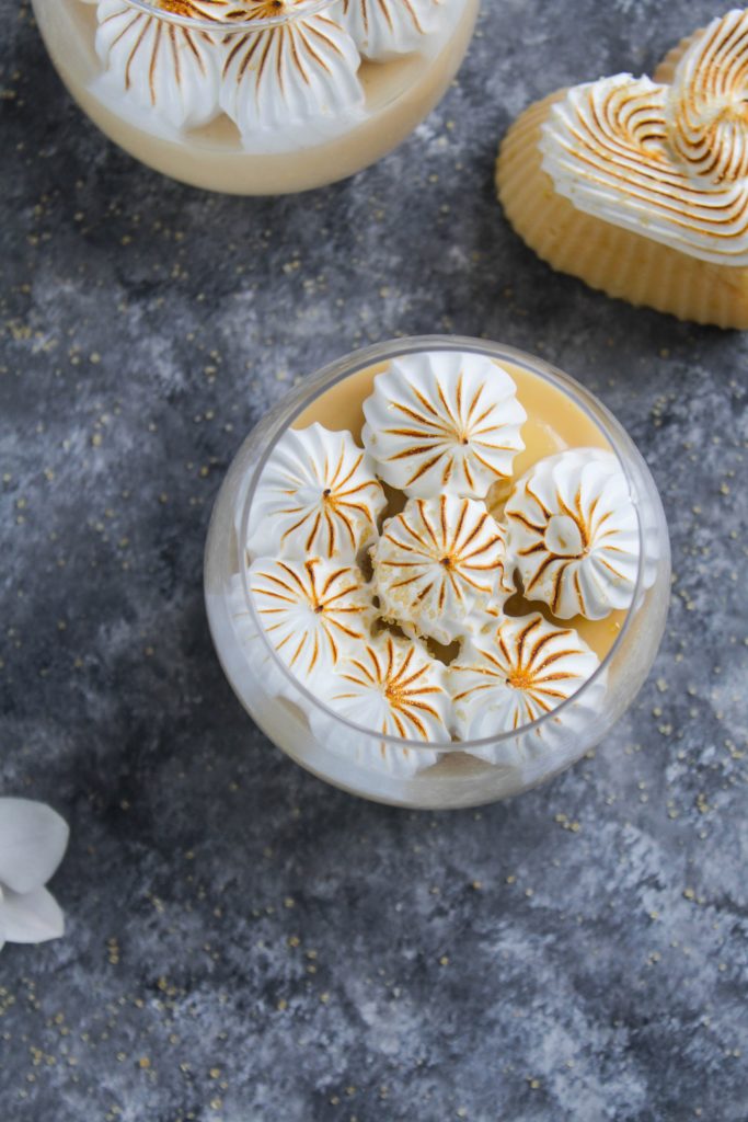 Karamellpudding mit Baiser Puffs