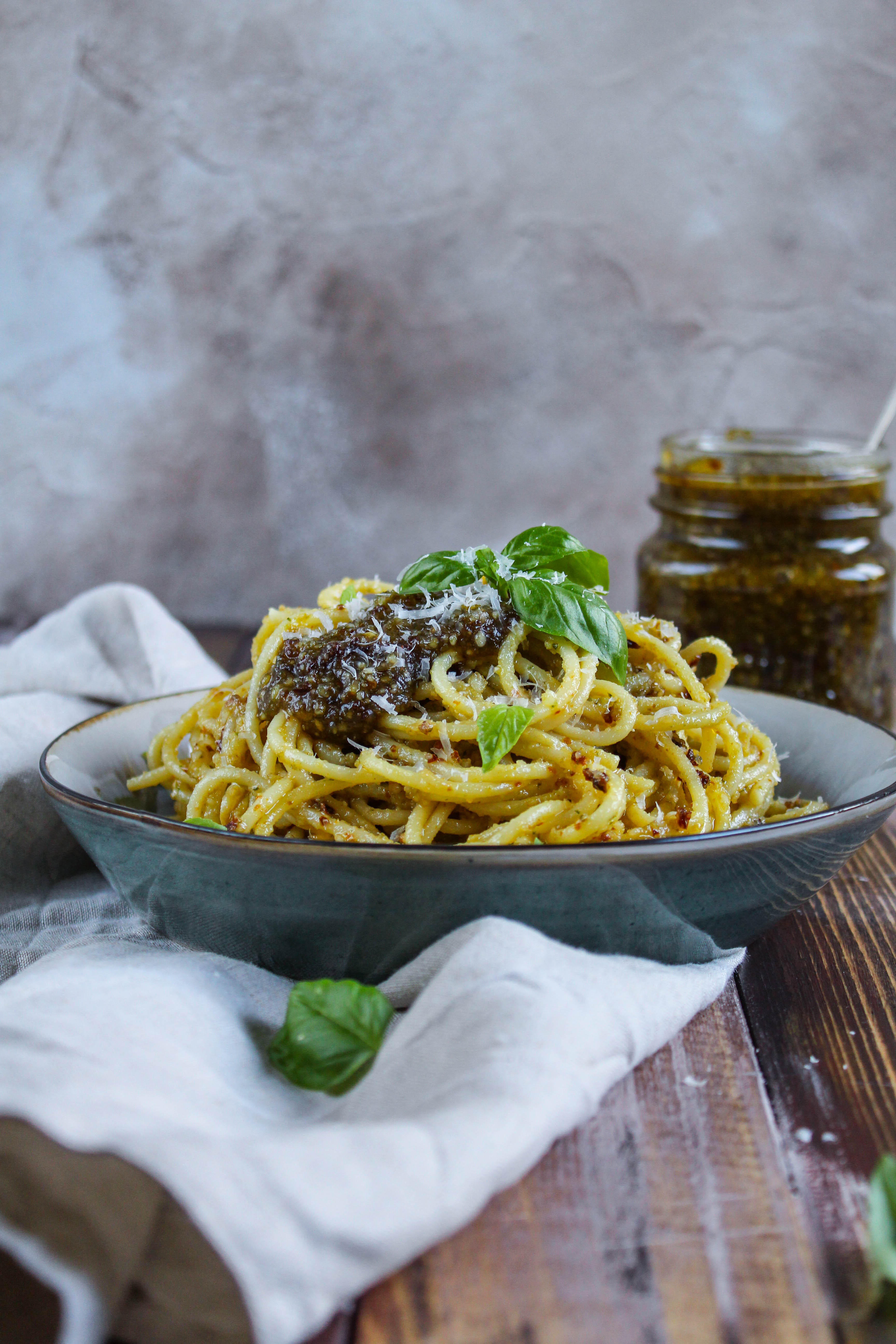 Spaghetti mit Macadamia Pesto