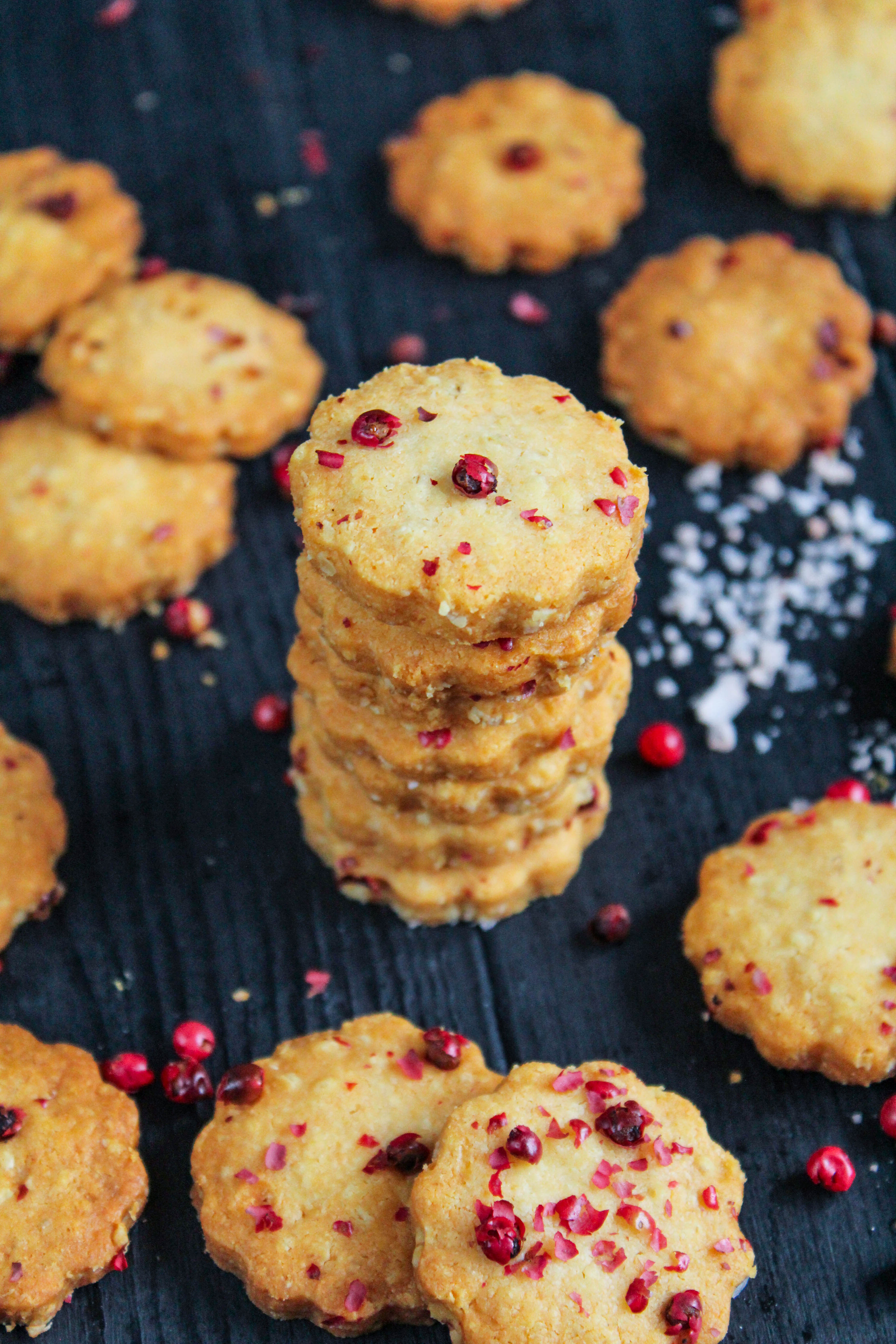 Parmesankekse mit rosa Beeren