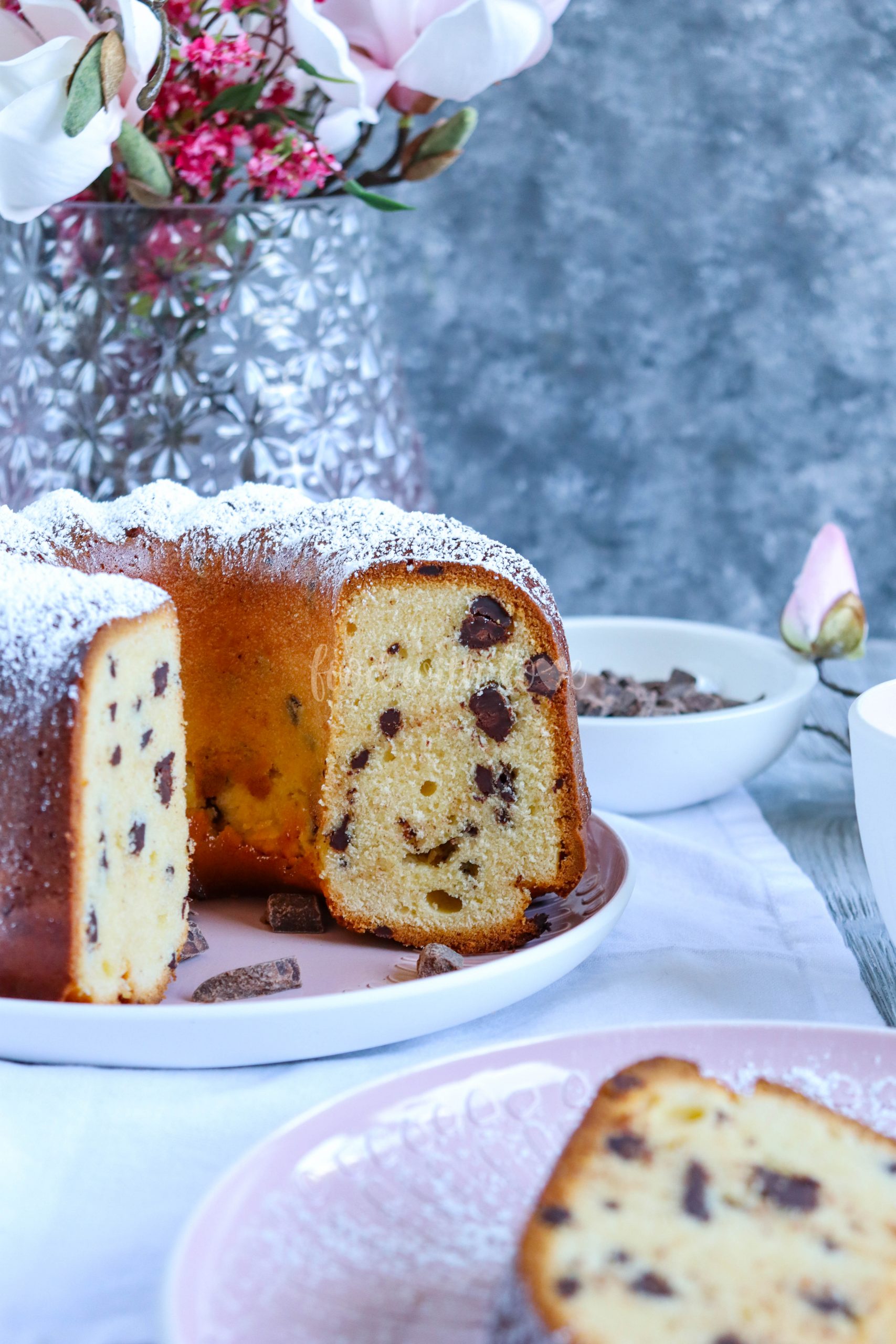 Vanille Gugelhupf mit Schokohappen