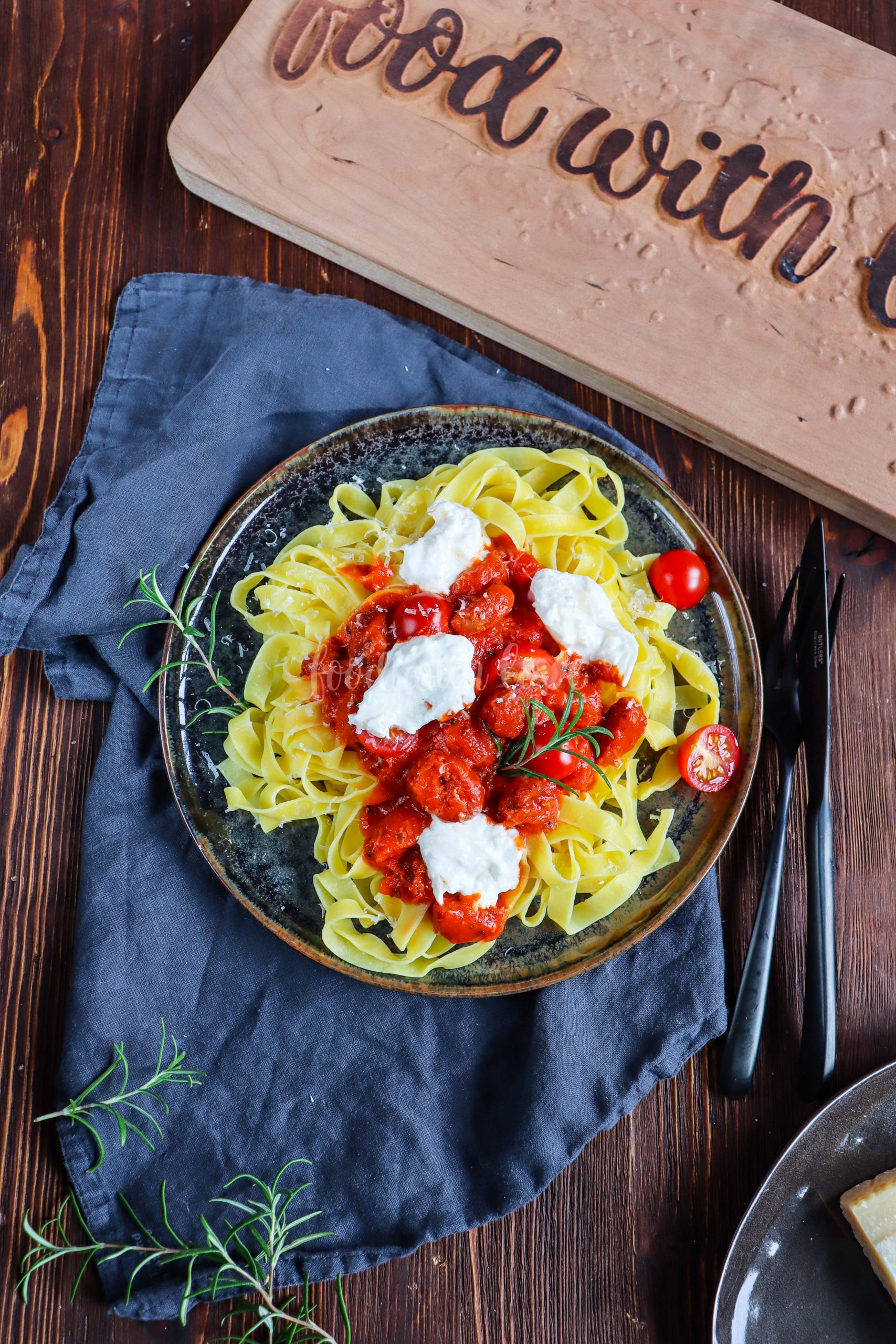 Salsiccia Bolognese mit Burrata