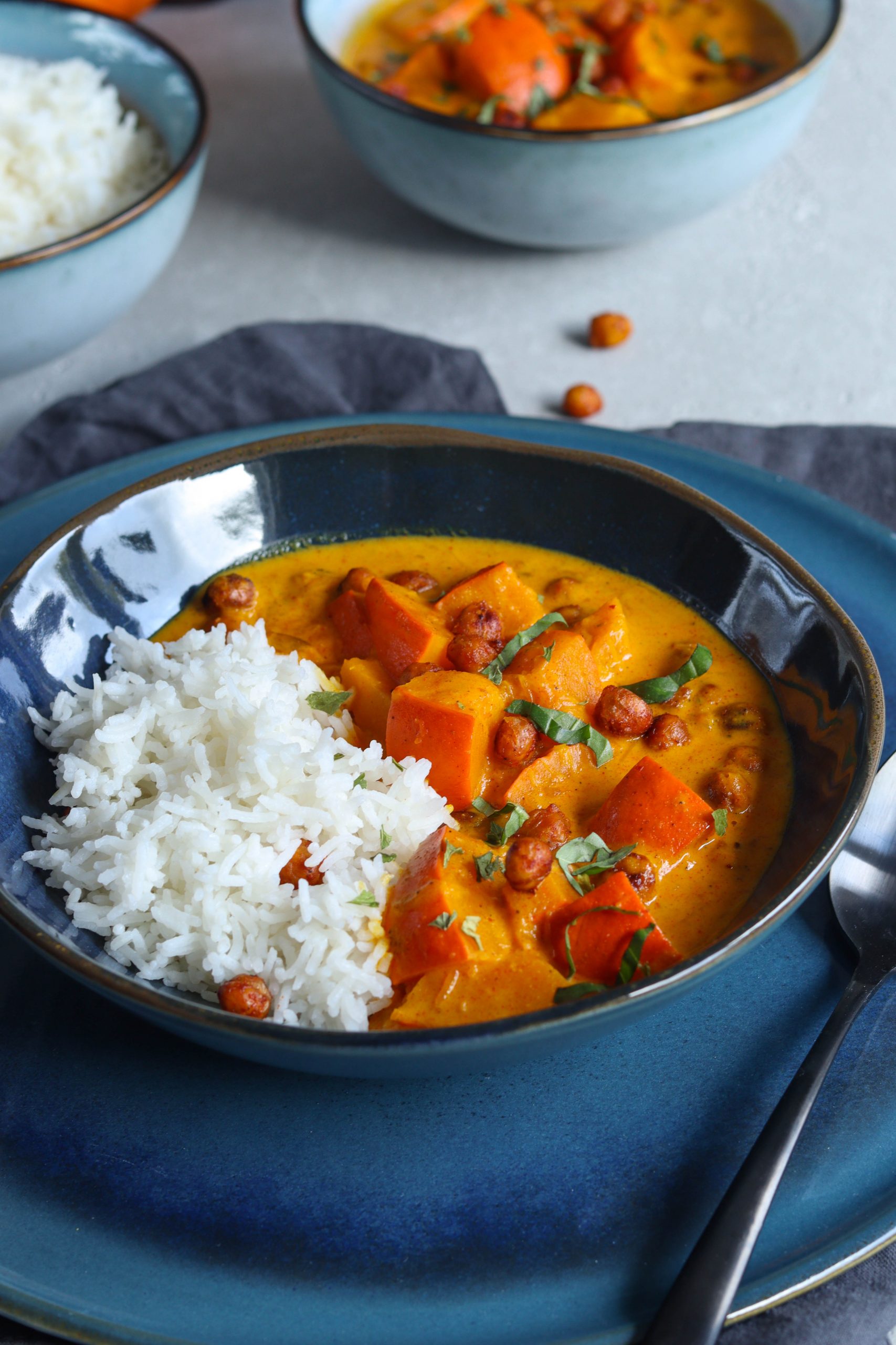 Kürbiscurry mit Kokosmilch und gerösteten Kichererbsen