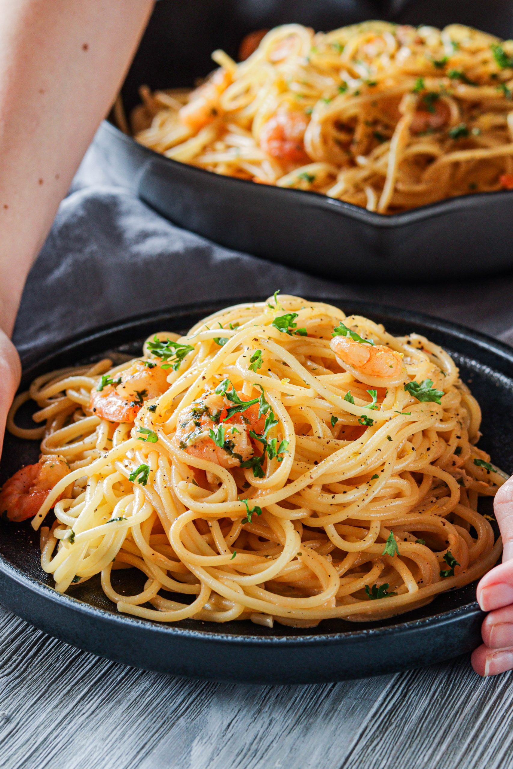 Pasta mit Garnelen in Tomaten-Sahnesauce