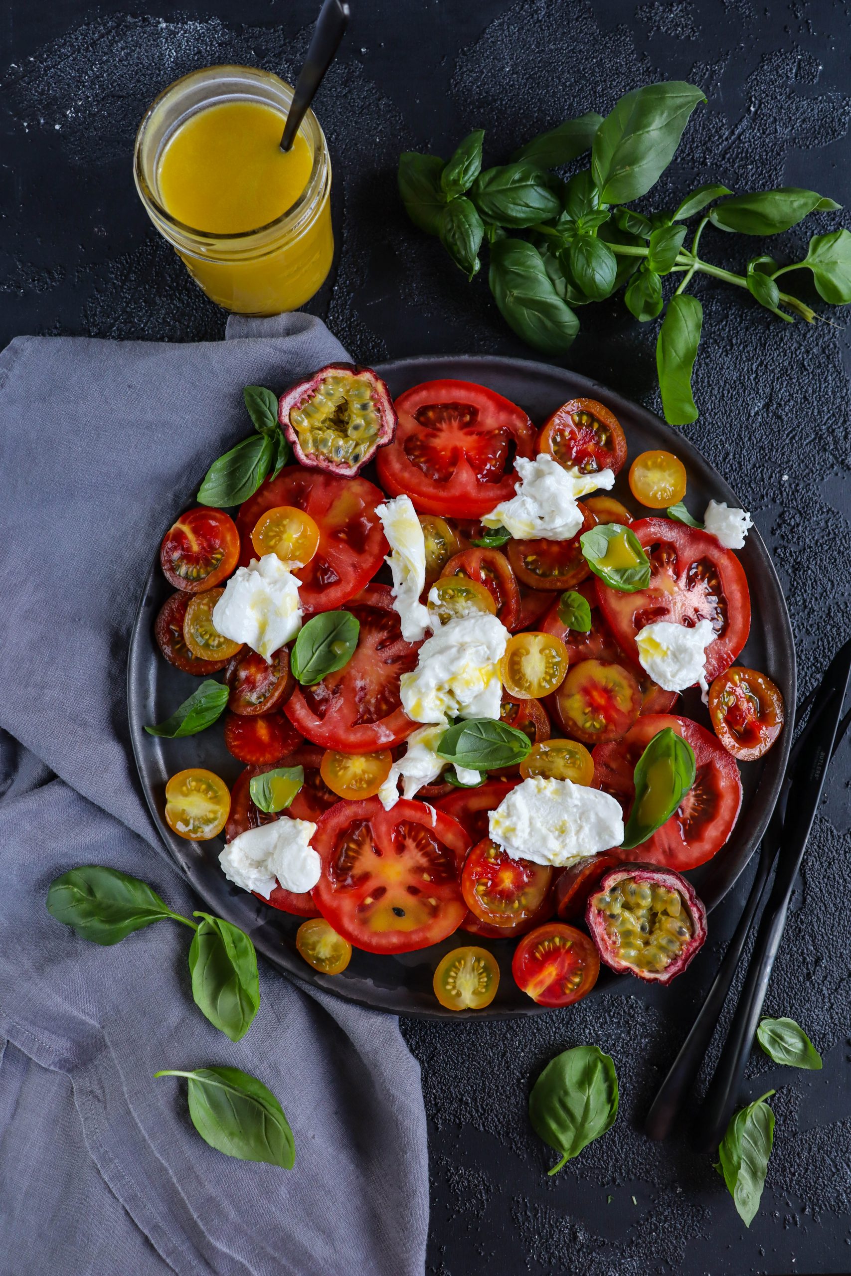 Tomatensalat mit Maracujadressing und Burrata