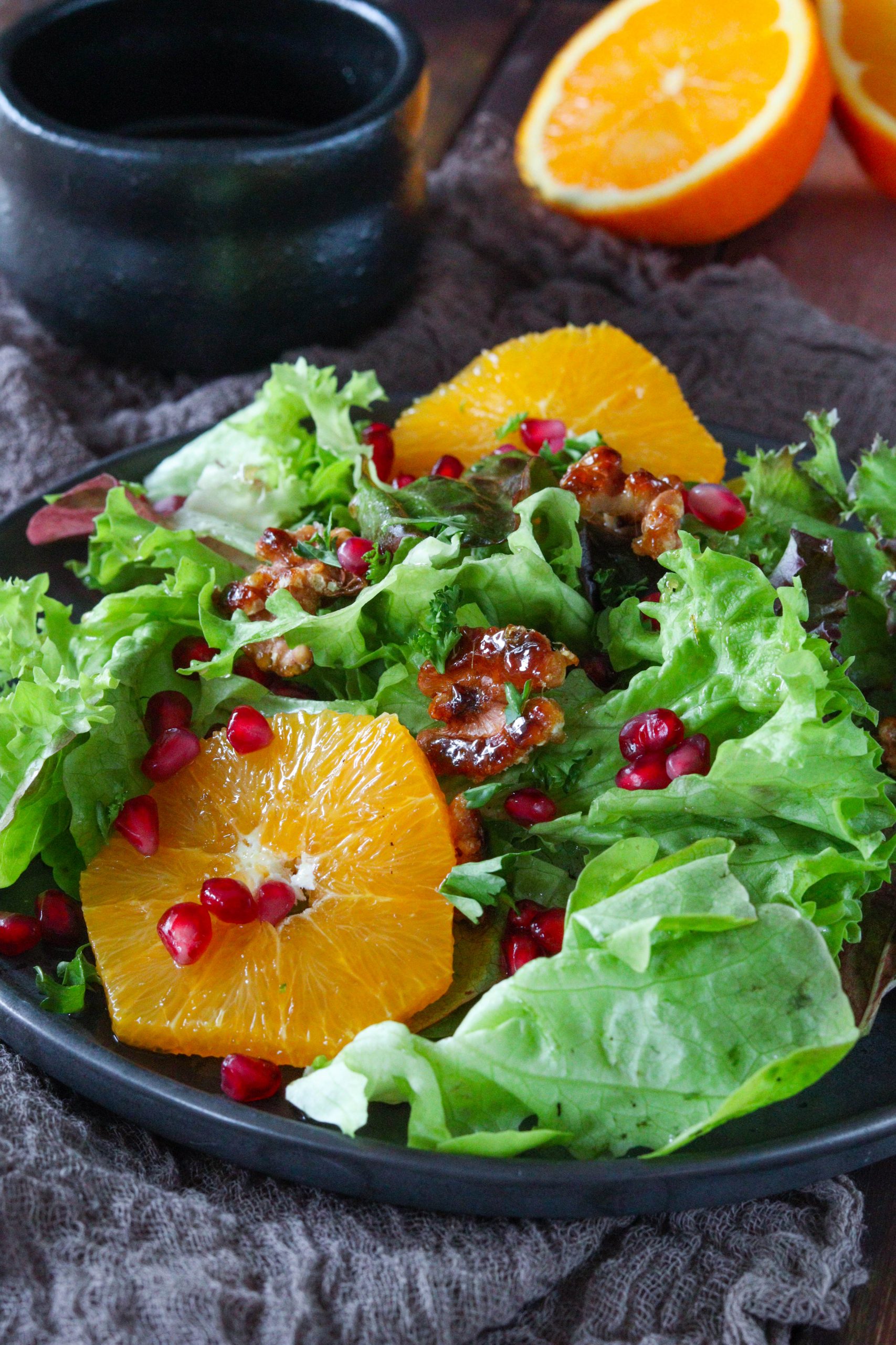 Köstlicher Salatmix mit Orange, Granatapfel, Walnüssen und Ahornsirup ...