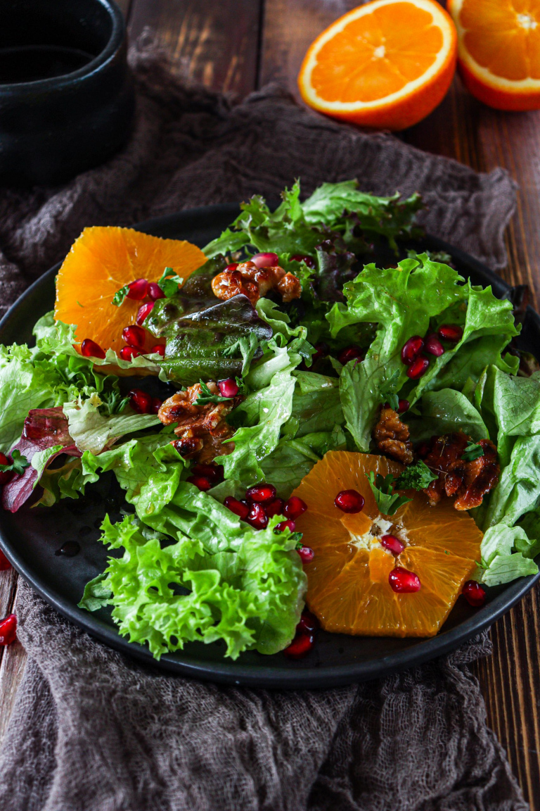 Köstlicher Salatmix mit Orange, Granatapfel, Walnüssen und Ahornsirup ...