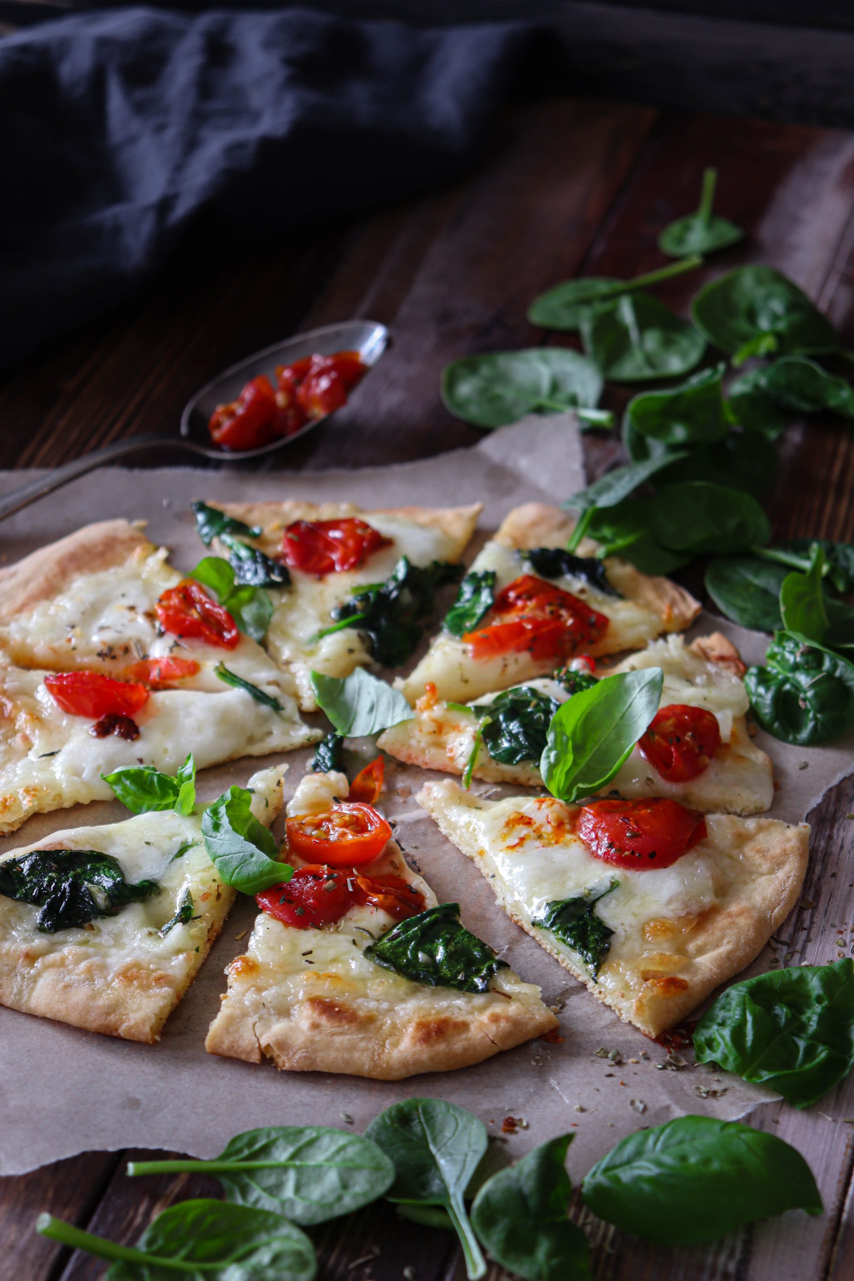 Flatbread mit gerösteten Ofentomaten und Spinat