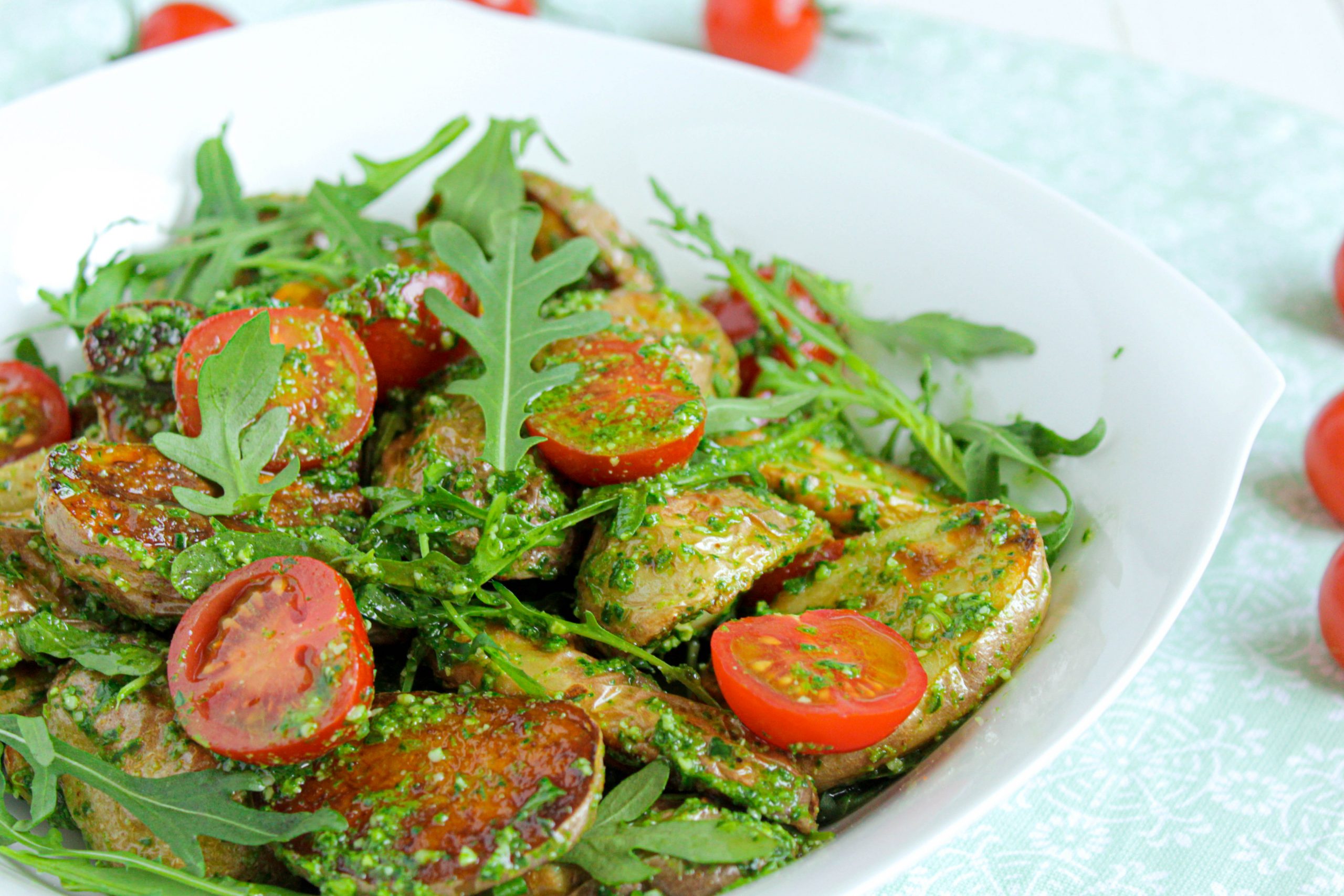 Backkartoffelsalat mit Rucola und Tomaten