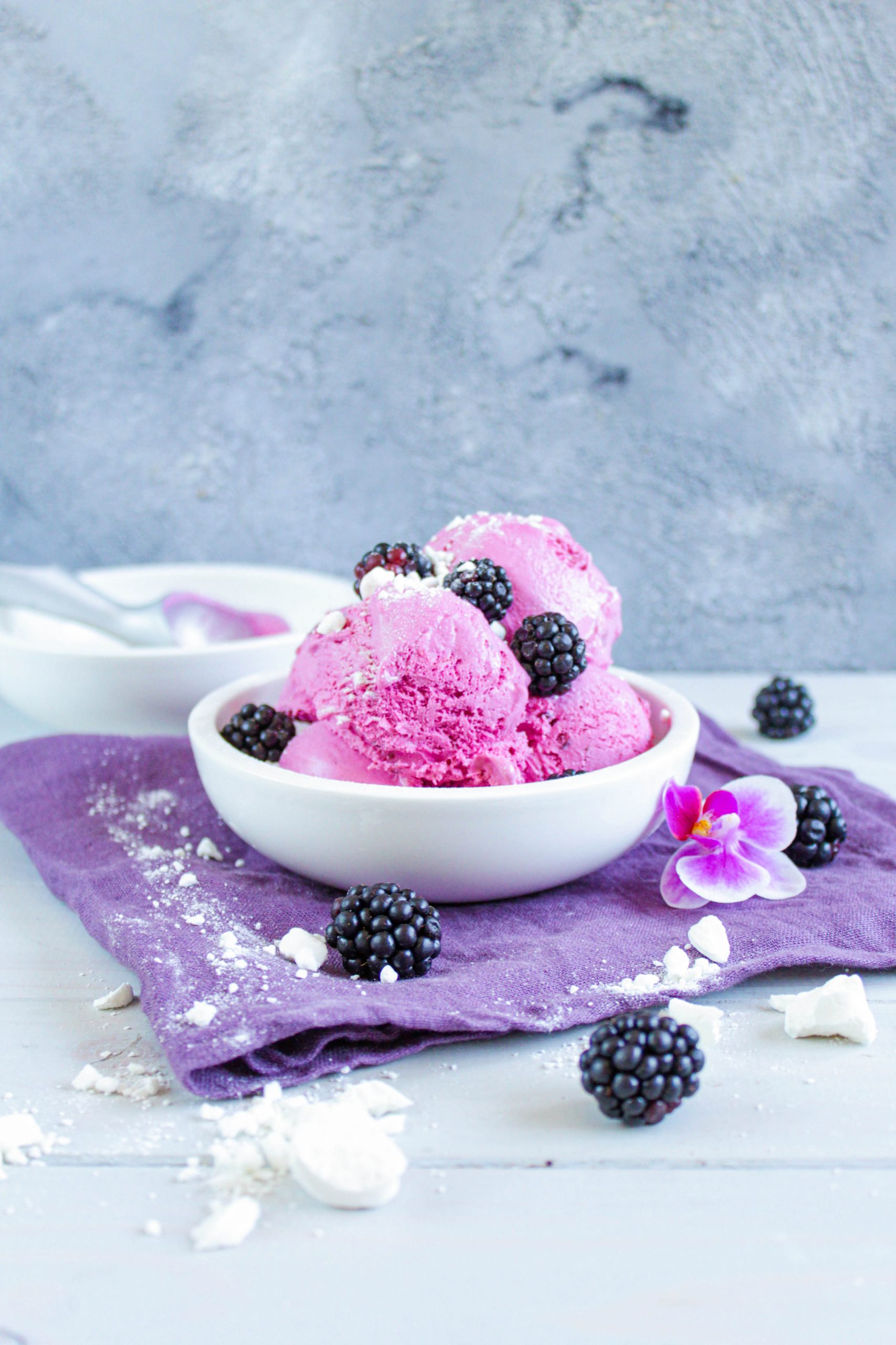 Brombeer-Joghurt-Eis