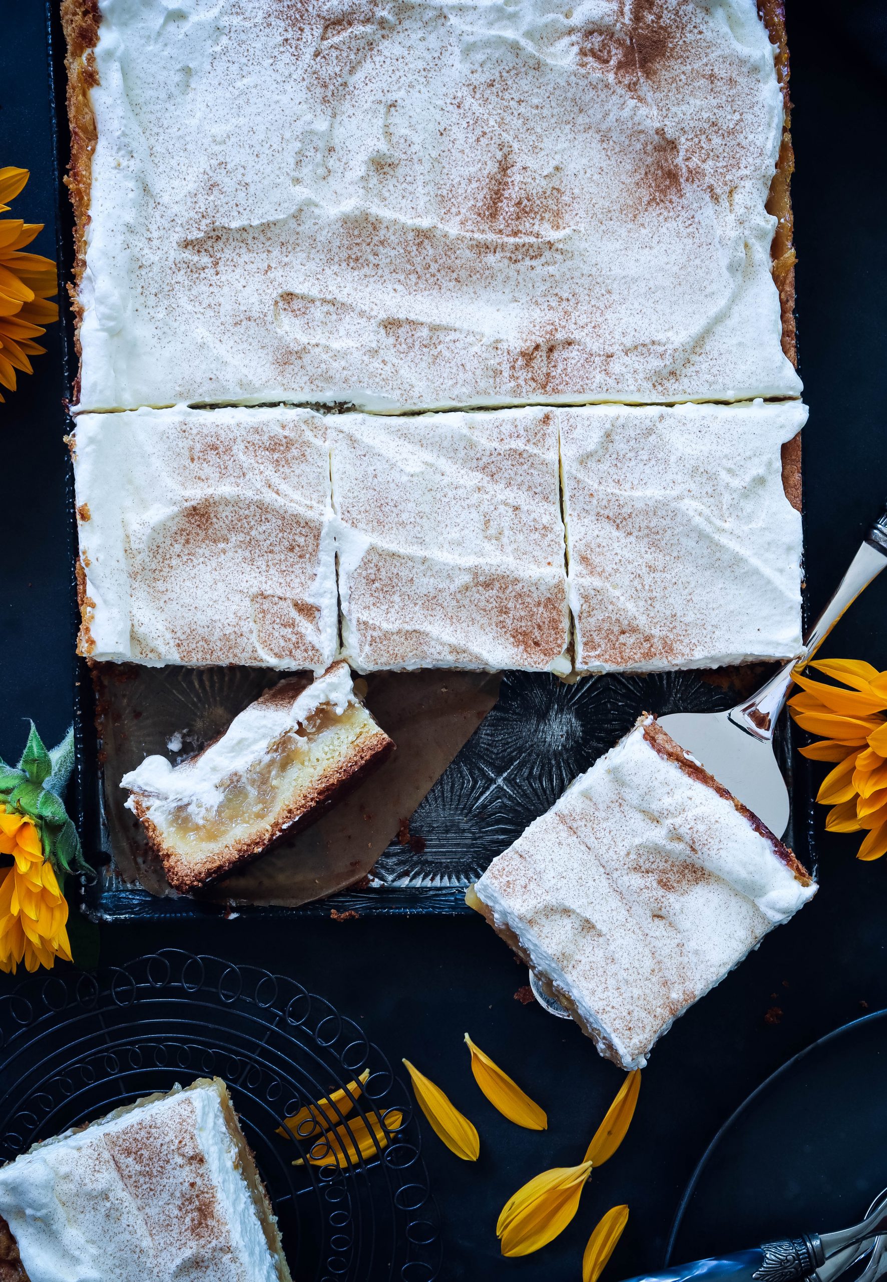 Apfelkuchen vom Blech mit Zimtsahne