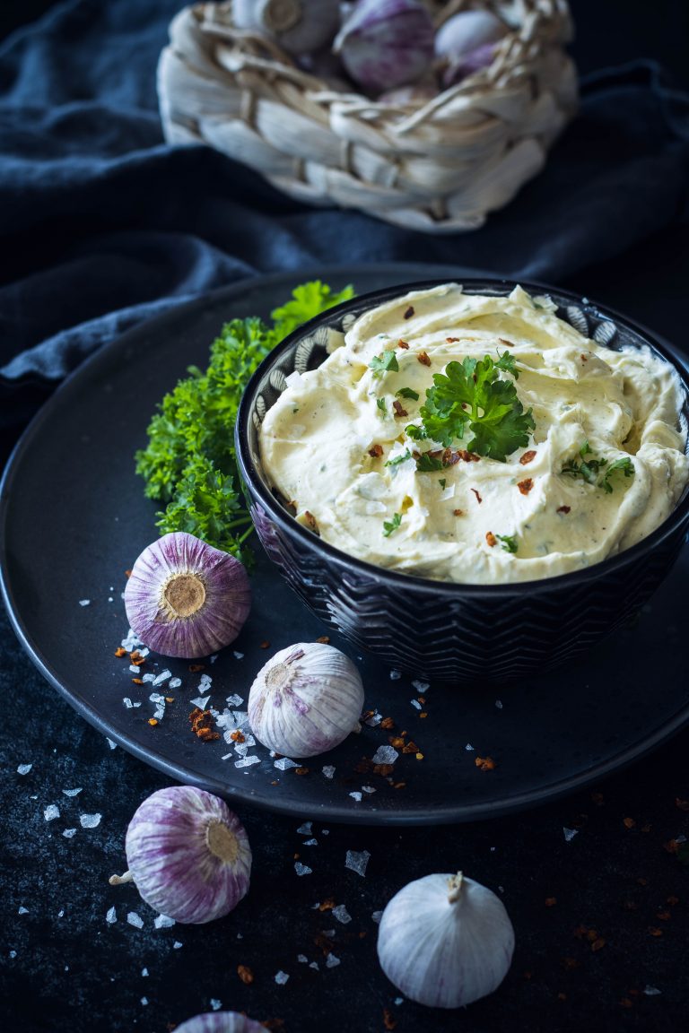 Ofengeröstete Knoblauchbutter mit Baguette – food with love