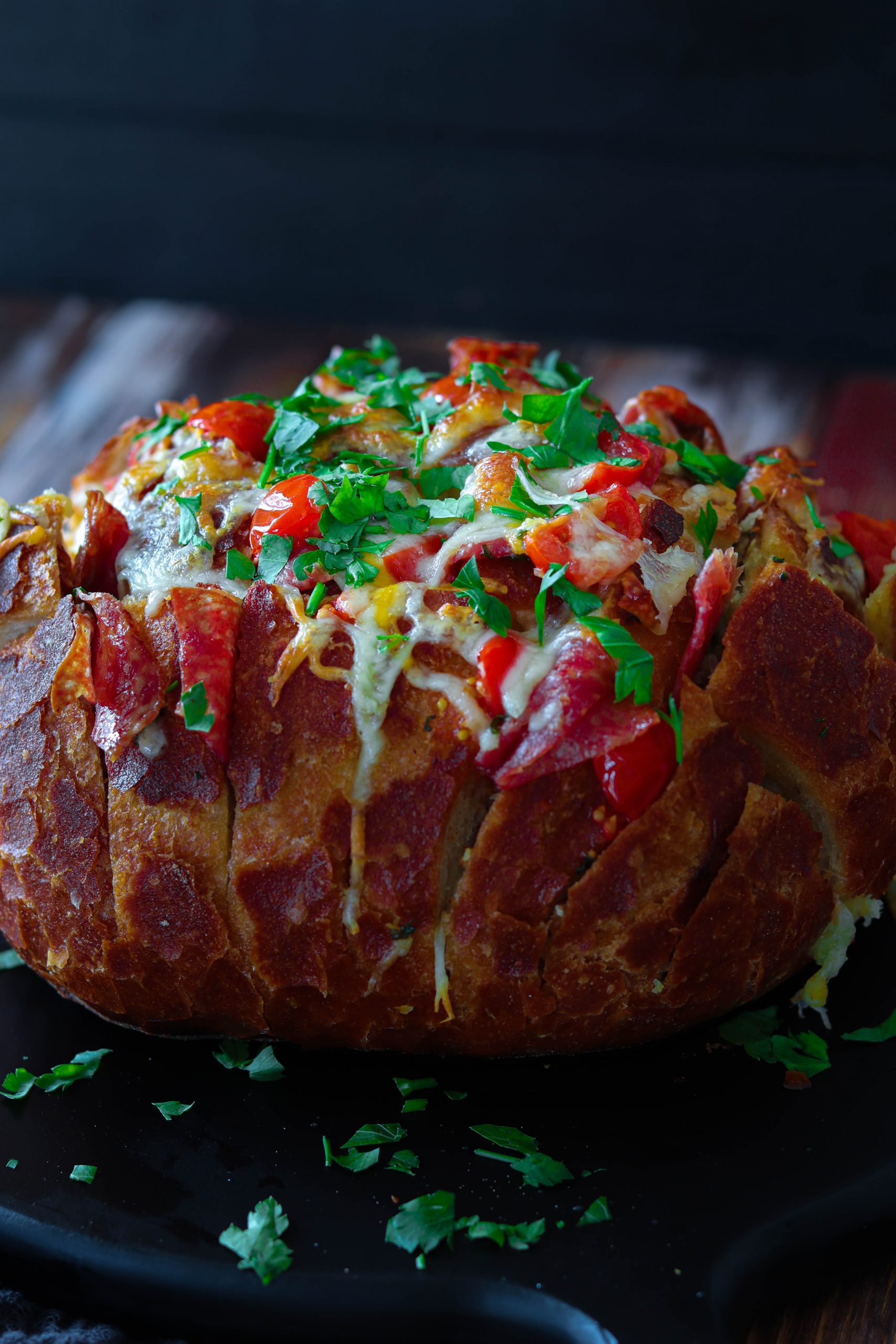 Herzdame | gefülltes Brot mit Kräuterbutter, Salami, Tomaten und Käse ...