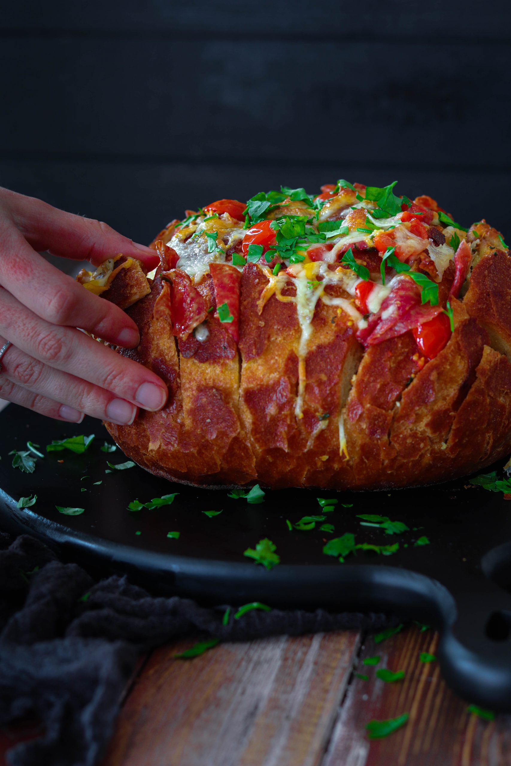 Herzdame | gefülltes Brot mit Kräuterbutter, Salami, Tomaten und Käse ...