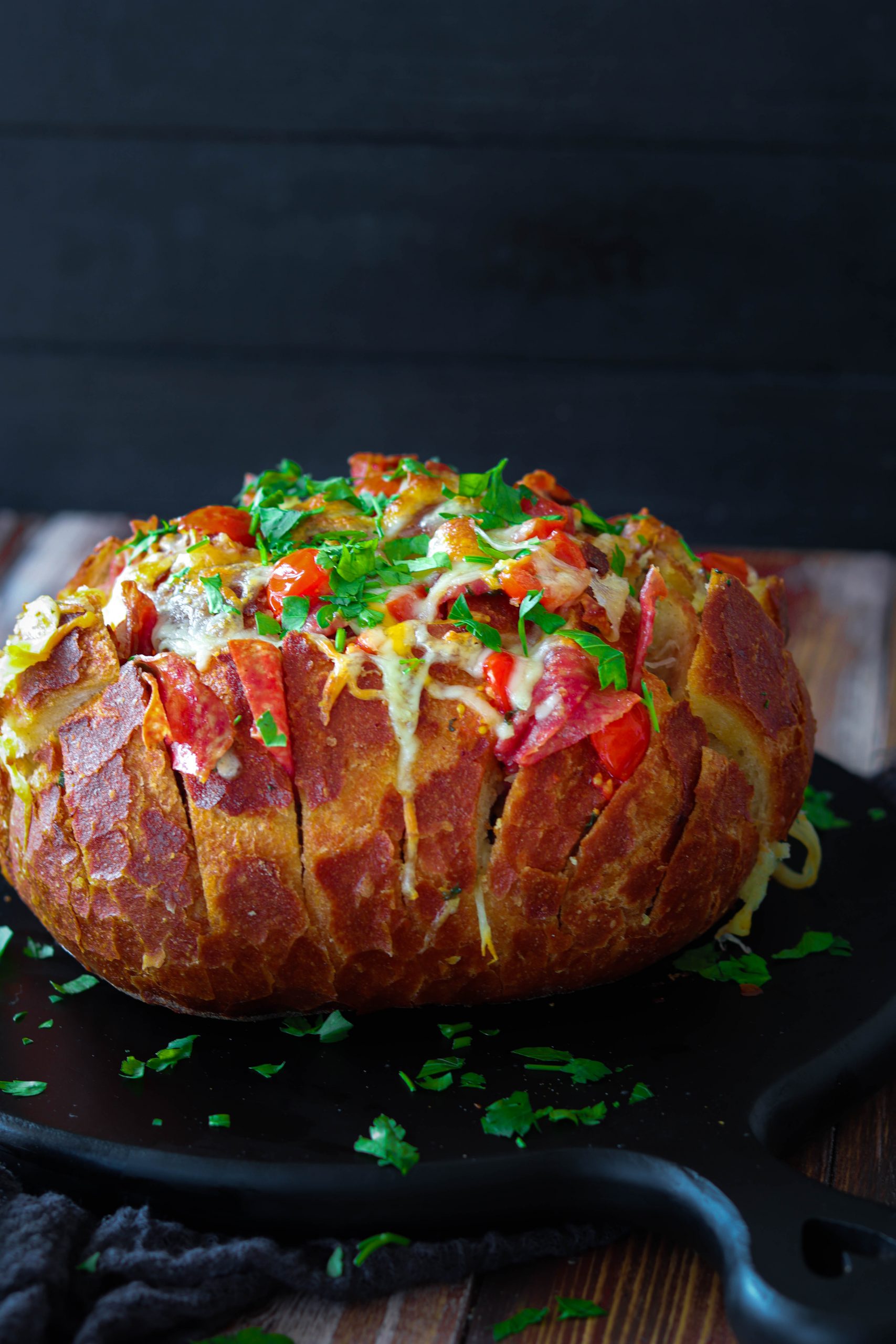 Herzdame | gefülltes Brot mit Kräuterbutter, Salami, Tomaten und Käse