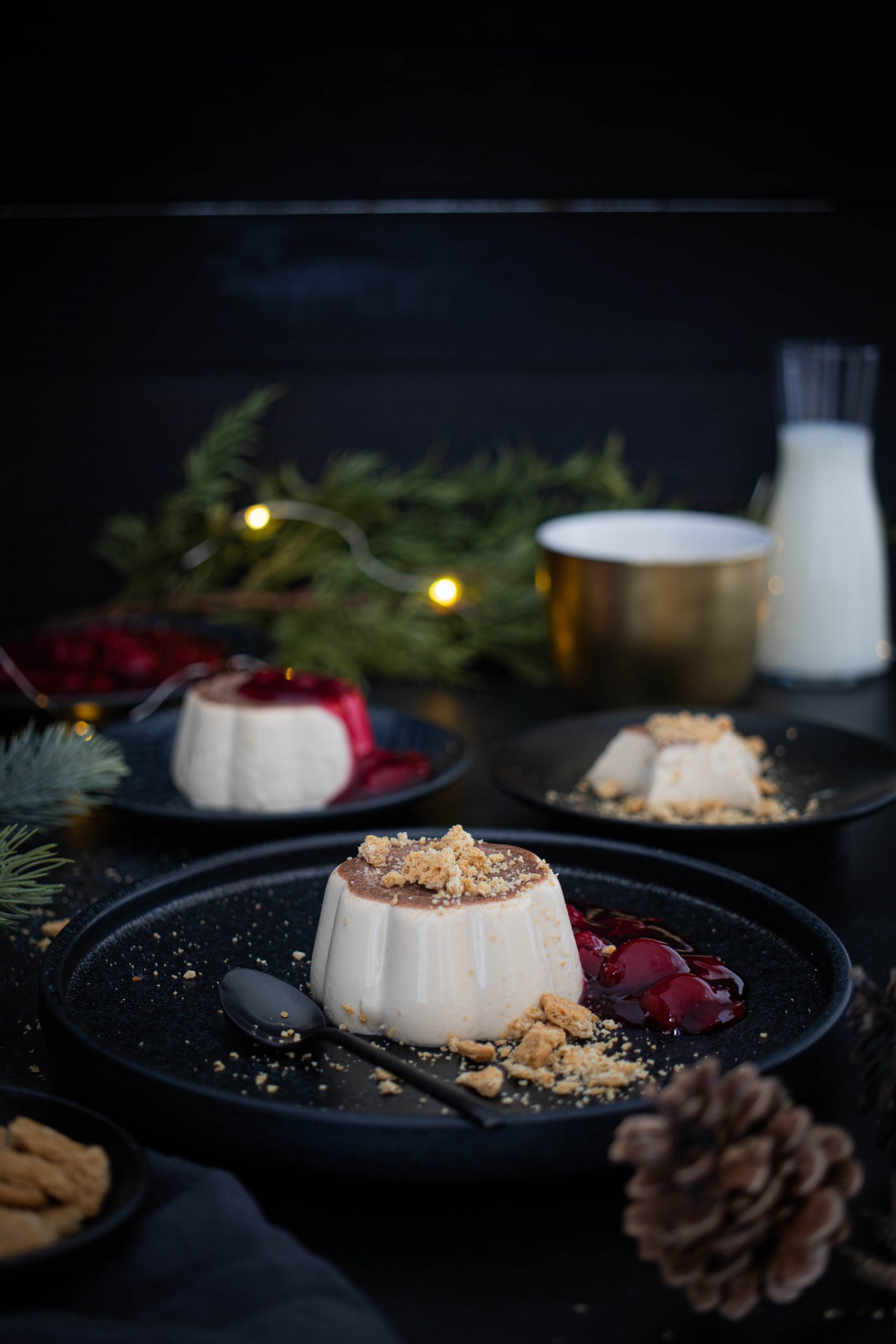 Weihnachtliche Panna Cotta mit Glühwein-Kirschen