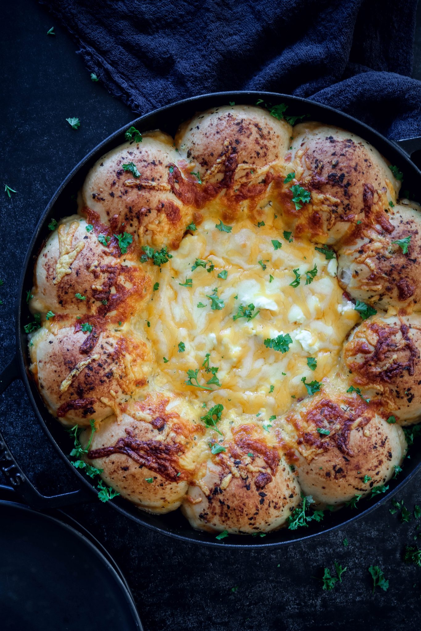 Brotkranz mit warmen Feta-Käse-Dip