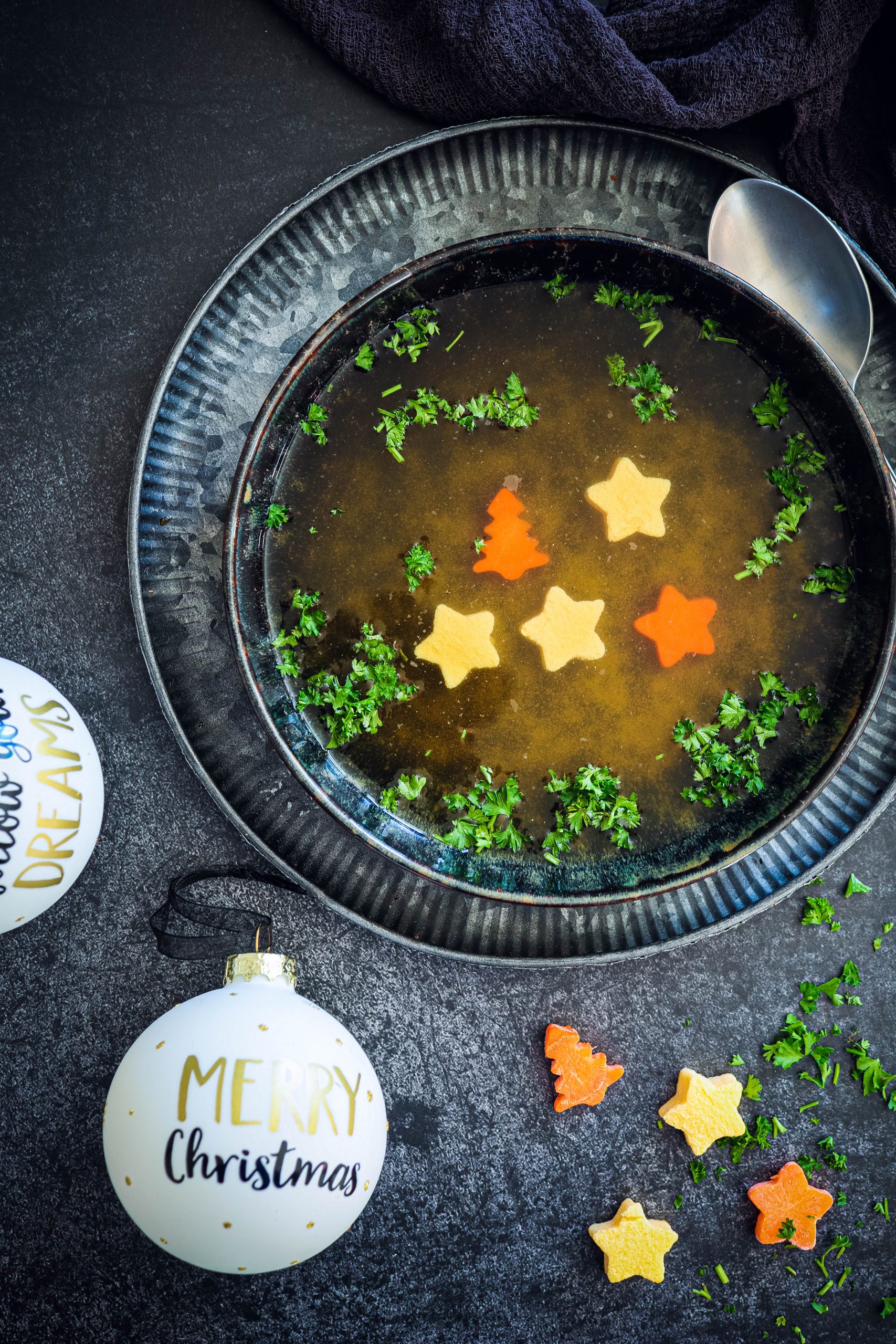 Rinderbrühe mit Festtagseinlage | unsere Festtagssuppe – food with love