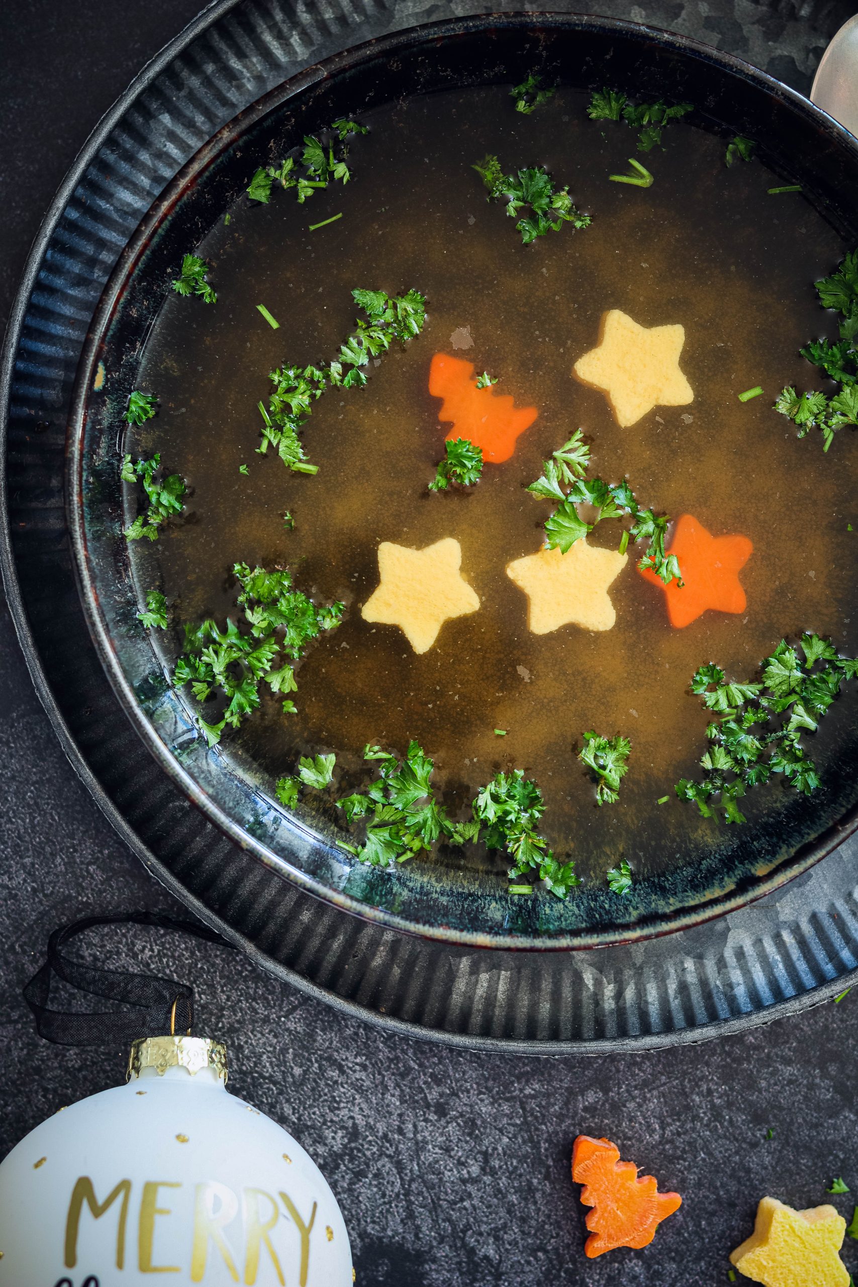 Rinderbrühe mit Festtagseinlage | unsere Festtagssuppe – food with love